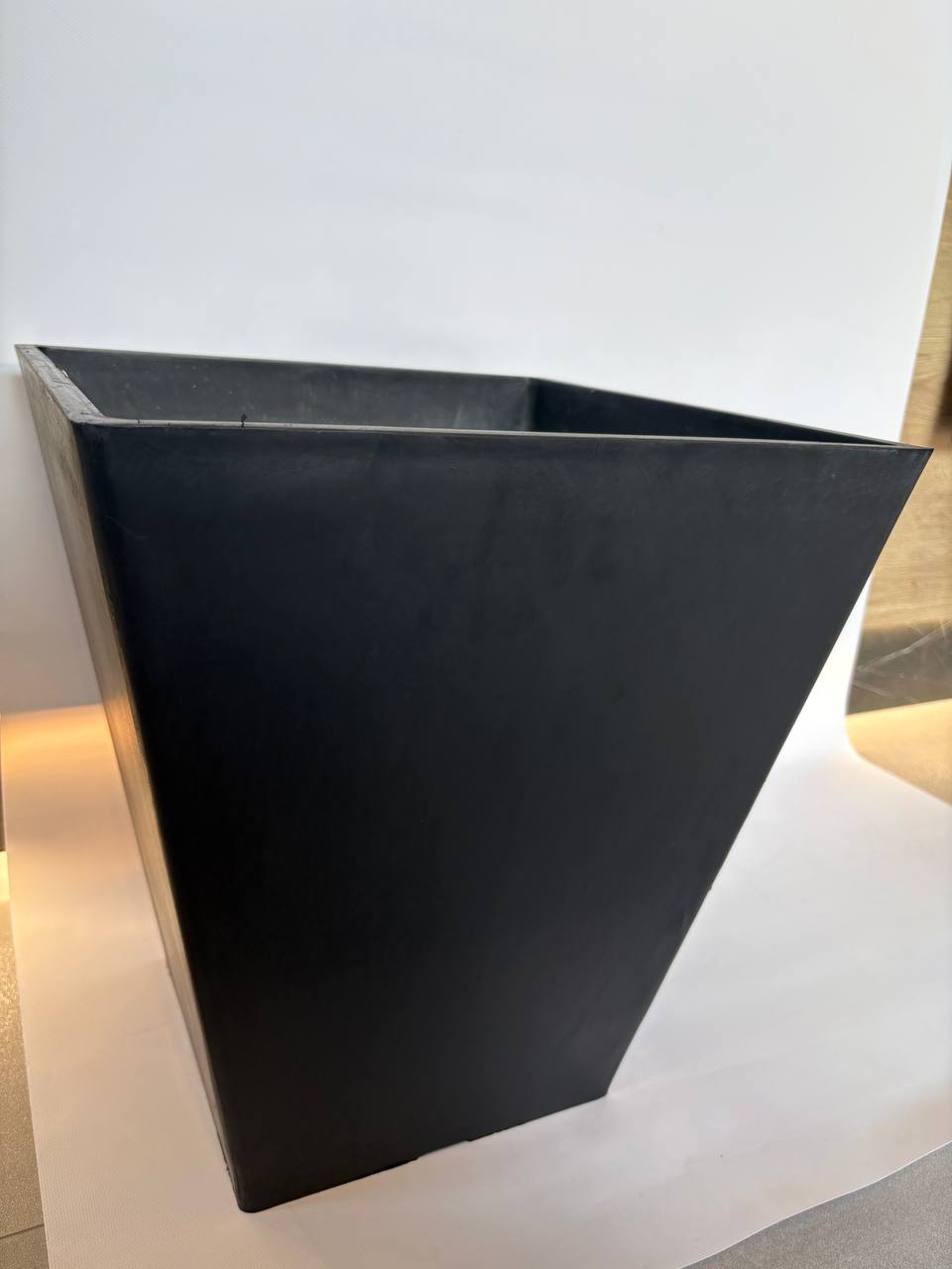 5262953311801907141 5262953311801907141 Стильное квадратное кашпо Ecostone Black глубокого черного цвета станет эффектным акцентом современного интерьера или террасы. Высокая форма красиво подчеркивает декоративные растения и придает пространству элегантность.