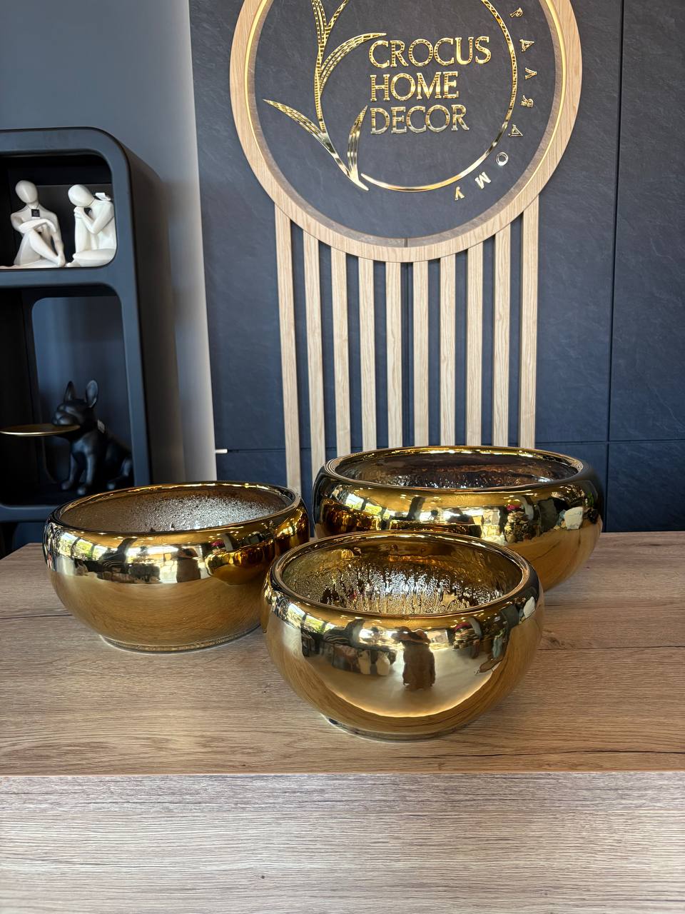 5280734003960945055 5280734003960945055 Кашпо Emperor Bowl Gold привлекает внимание благородным золотистым оттенком и элегантной округлой формой. Изысканный дизайн и глянцевая поверхность делают его эффектным акцентом для растений и декоративных композиций.