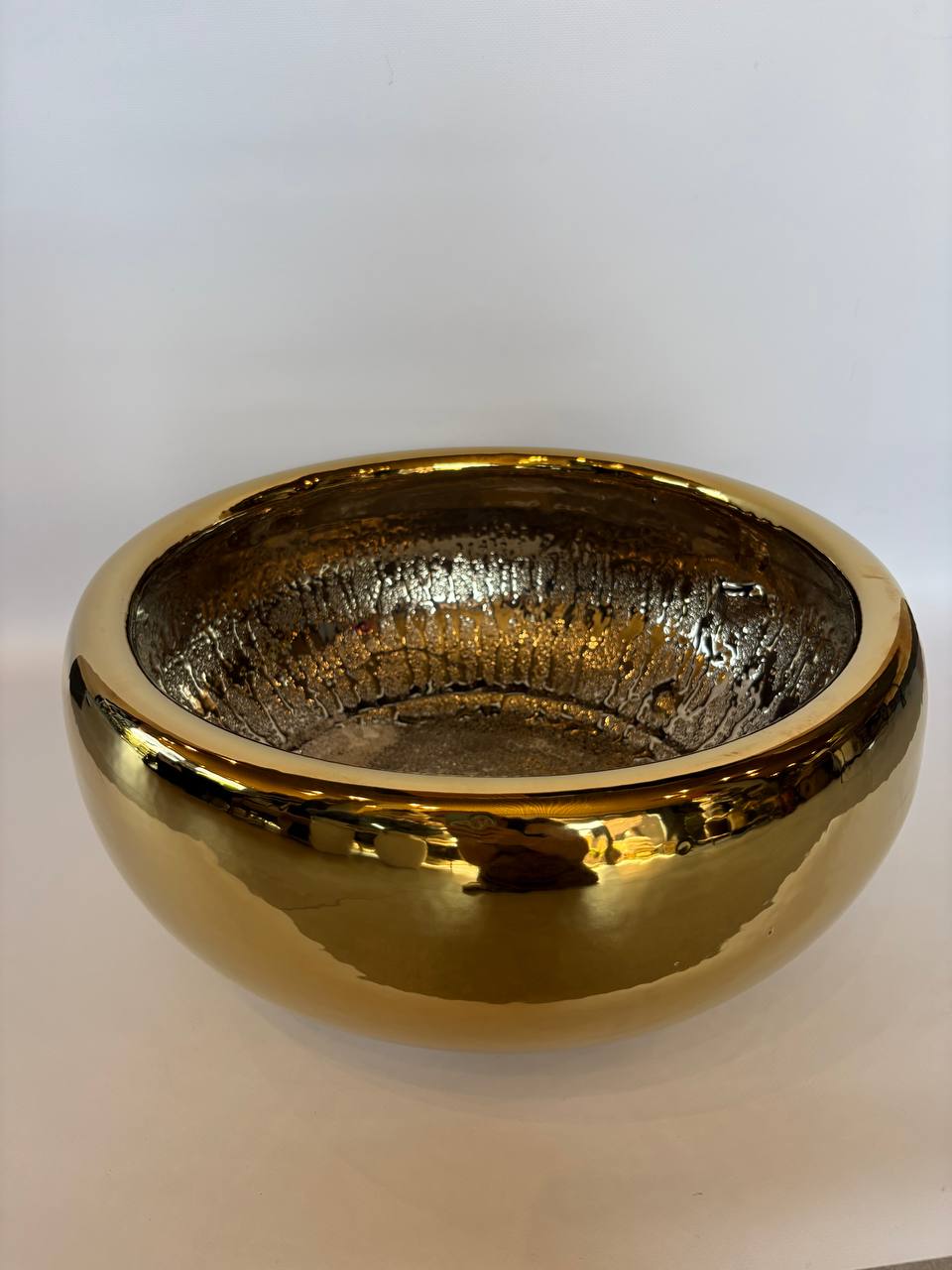5280734003960945057 5280734003960945057 Кашпо Emperor Bowl Gold привлекает внимание благородным золотистым оттенком и элегантной округлой формой. Изысканный дизайн и глянцевая поверхность делают его эффектным акцентом для растений и декоративных композиций.