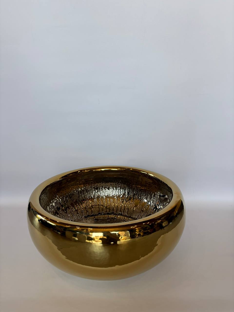 5280734003960945059 5280734003960945059 Кашпо Emperor Bowl Gold привлекает внимание благородным золотистым оттенком и элегантной округлой формой. Изысканный дизайн и глянцевая поверхность делают его эффектным акцентом для растений и декоративных композиций.