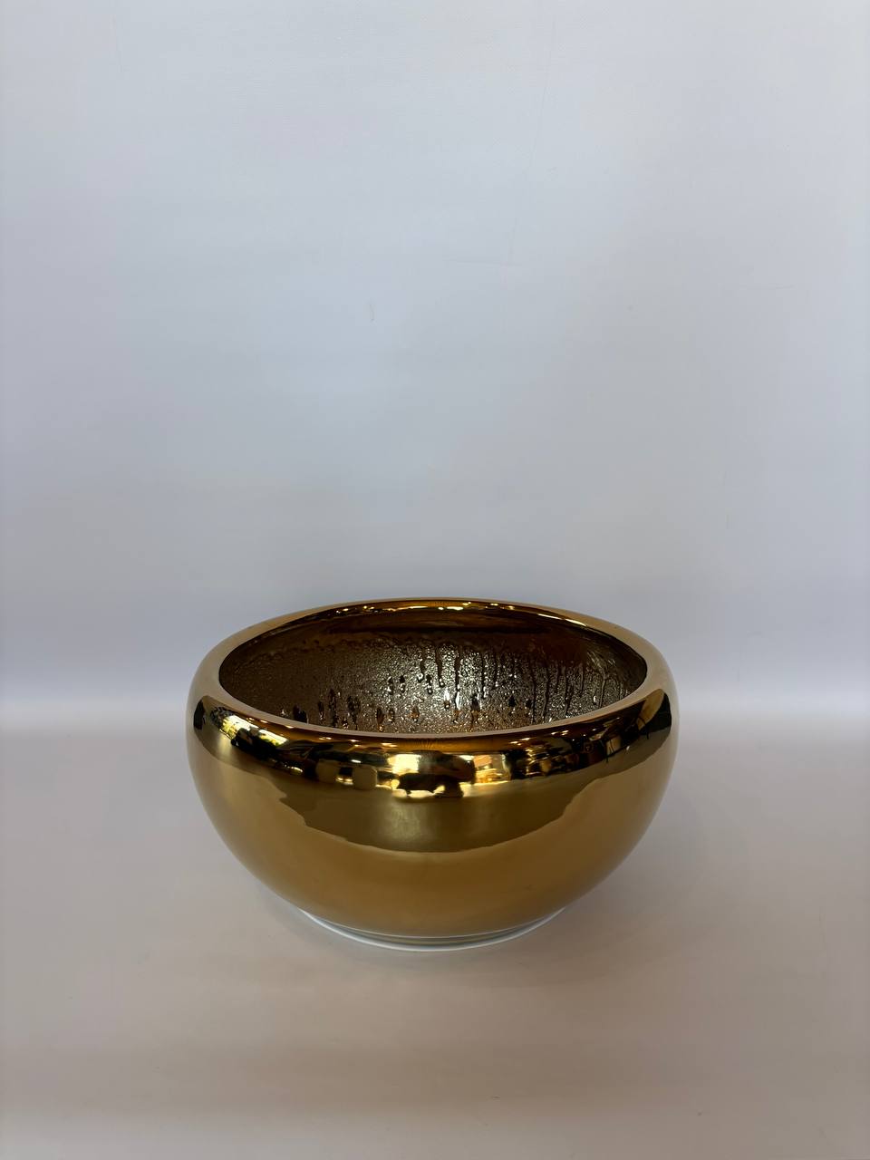 5280734003960945060 5280734003960945060 Кашпо Emperor Bowl Gold привлекает внимание благородным золотистым оттенком и элегантной округлой формой. Изысканный дизайн и глянцевая поверхность делают его эффектным акцентом для растений и декоративных композиций.