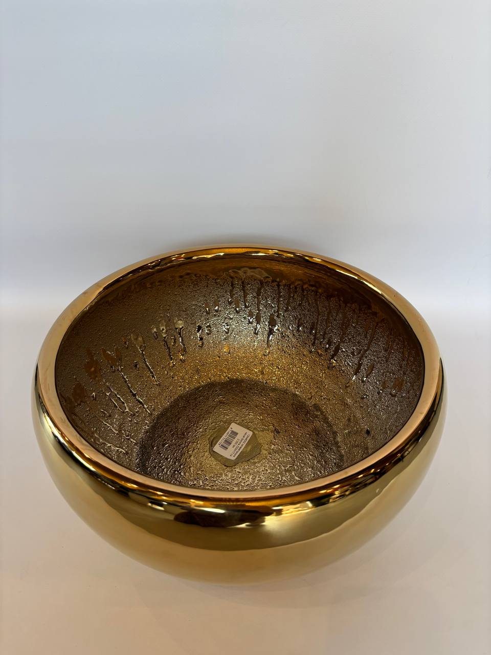 5280734003960945061 5280734003960945061 Кашпо Emperor Bowl Gold привлекает внимание благородным золотистым оттенком и элегантной округлой формой. Изысканный дизайн и глянцевая поверхность делают его эффектным акцентом для растений и декоративных композиций.