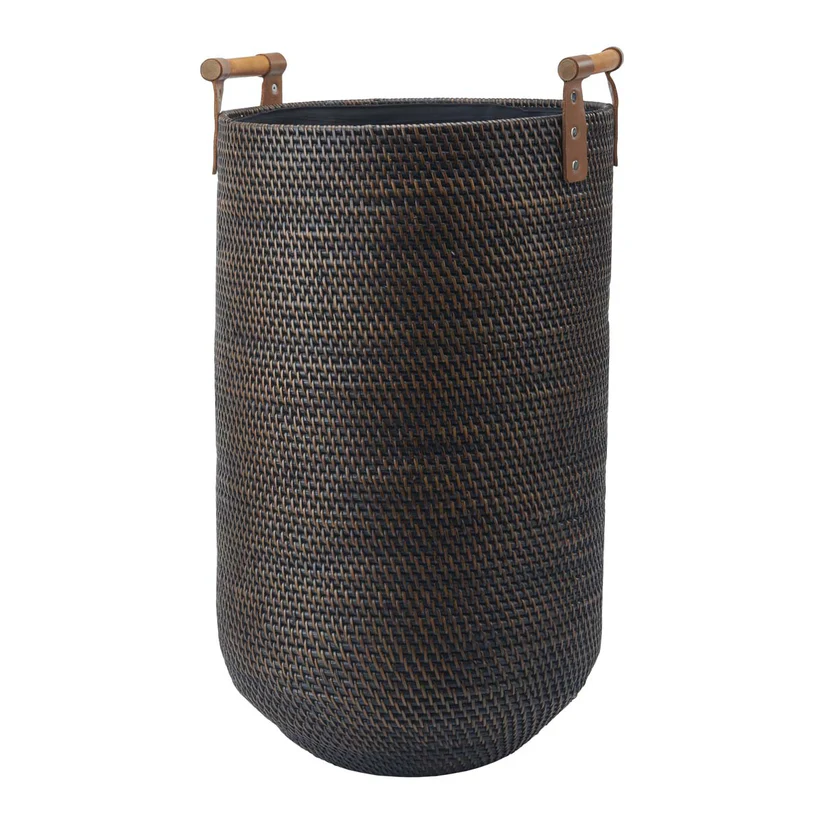 CINLAL-538 cinlal 538 1 Кошик для білизни <strong data-start="108" data-end="116">Cino</strong> виготовлений зі 100% натурального ротанга та поєднує природну красу, міцність і практичність. Ручне плетіння, знімний текстильний чохол і зручні шкіряні ручки роблять його стильним та функціональним аксесуаром для дому.
