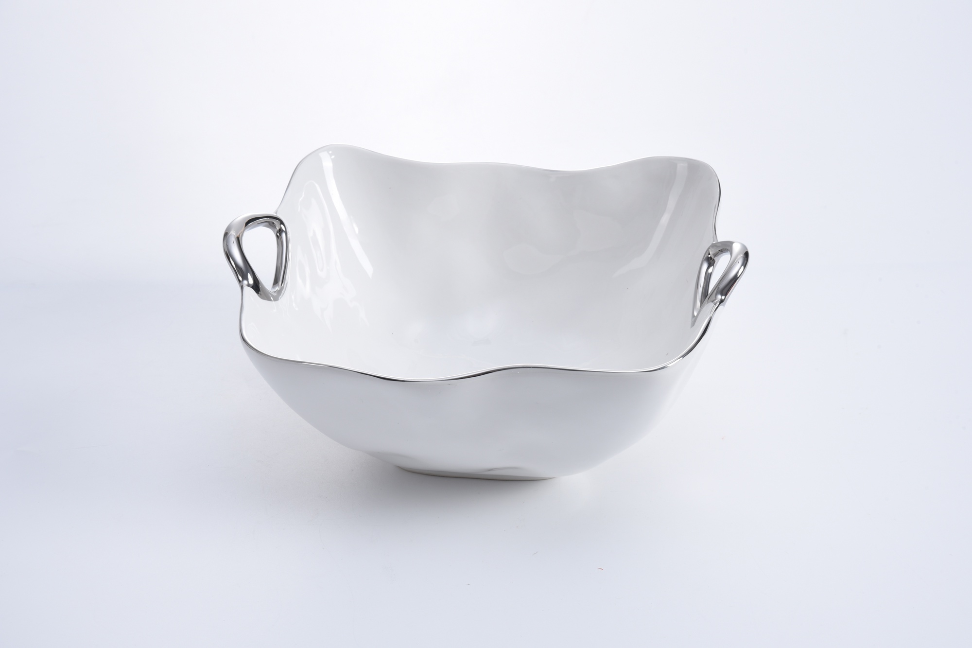 CER-2606-1 cer 2606 1 <p class="PDq2pG_selectionAnchorContainer" data-start="88" data-end="360">Элегантная фарфоровый салатник с изящными ручками станет стильным дополнением к сервировке стола. Белый фарфор в сочетании с серебристой титановой отделкой создает изысканный акцент, а вместительная форма идеально подходит для подачи салатов, пасты, гарниров и других блюд.</p>