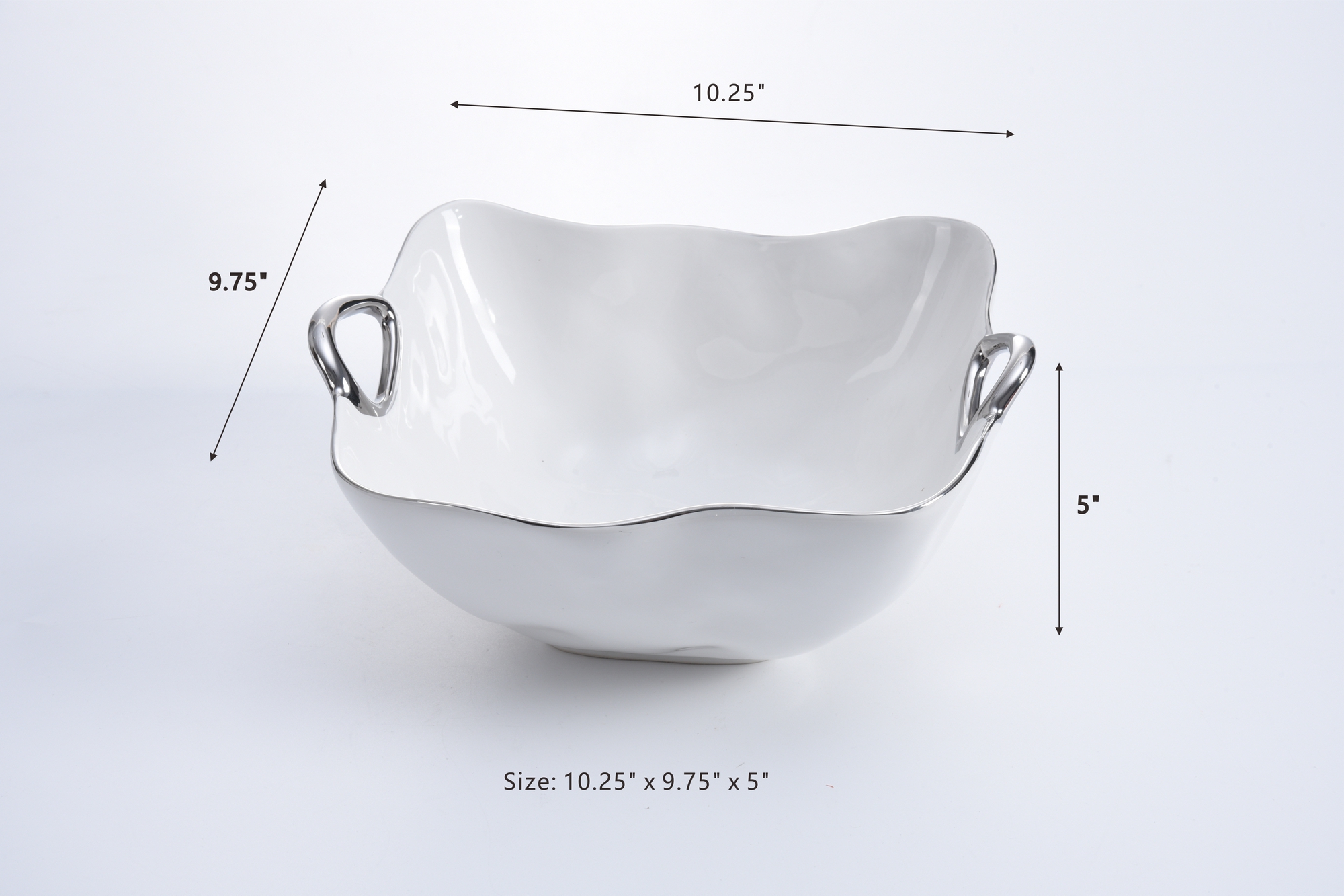 CER-2606-6 cer 2606 6 <p class="PDq2pG_selectionAnchorContainer" data-start="88" data-end="360">Элегантная фарфоровый салатник с изящными ручками станет стильным дополнением к сервировке стола. Белый фарфор в сочетании с серебристой титановой отделкой создает изысканный акцент, а вместительная форма идеально подходит для подачи салатов, пасты, гарниров и других блюд.</p>