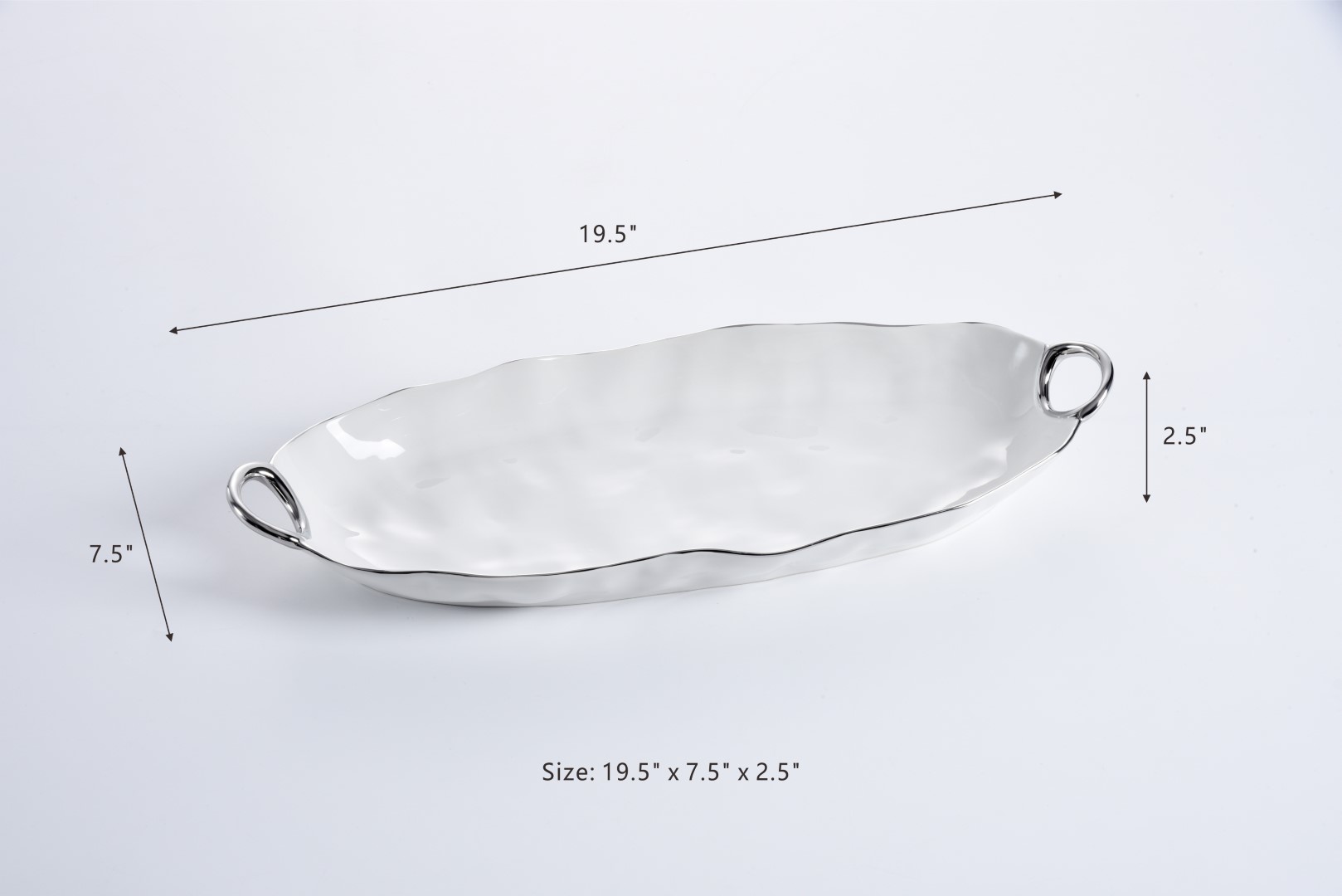 CER-2673-1 cer 2673 1 <p data-start="282" data-end="481">Порцелянове сервірувальне блюдо з витонченими ручками стане елегантним доповненням будь-якого столу. Біла порцеляна зі срібним титановим оздобленням підкреслює вишуканість сервірування, а великий розмір ідеально підходить для подачі основних страв, закусок, овочів або десертів.</p>