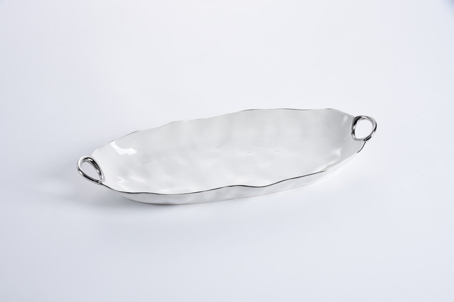 CER-2673_1 cer 2673 1 <p data-start="282" data-end="481">Порцелянове сервірувальне блюдо з витонченими ручками стане елегантним доповненням будь-якого столу. Біла порцеляна зі срібним титановим оздобленням підкреслює вишуканість сервірування, а великий розмір ідеально підходить для подачі основних страв, закусок, овочів або десертів.</p>