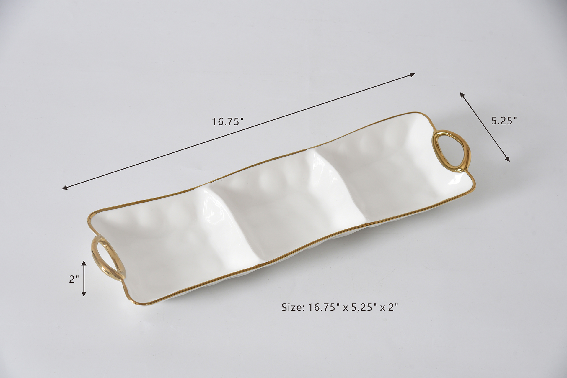 CER1784WG-1 cer1784wg 1 <p data-start="282" data-end="481">Порцелянове блюдо <strong>3 Section Server</strong> із трьома секціями дозволяє красиво та зручно подавати кілька закусок одночасно. Біла порцеляна з елегантним золотим оздобленням робить його ефектною деталлю сервірування, а практичність матеріалу забезпечує комфорт у щоденному використанні.</p>