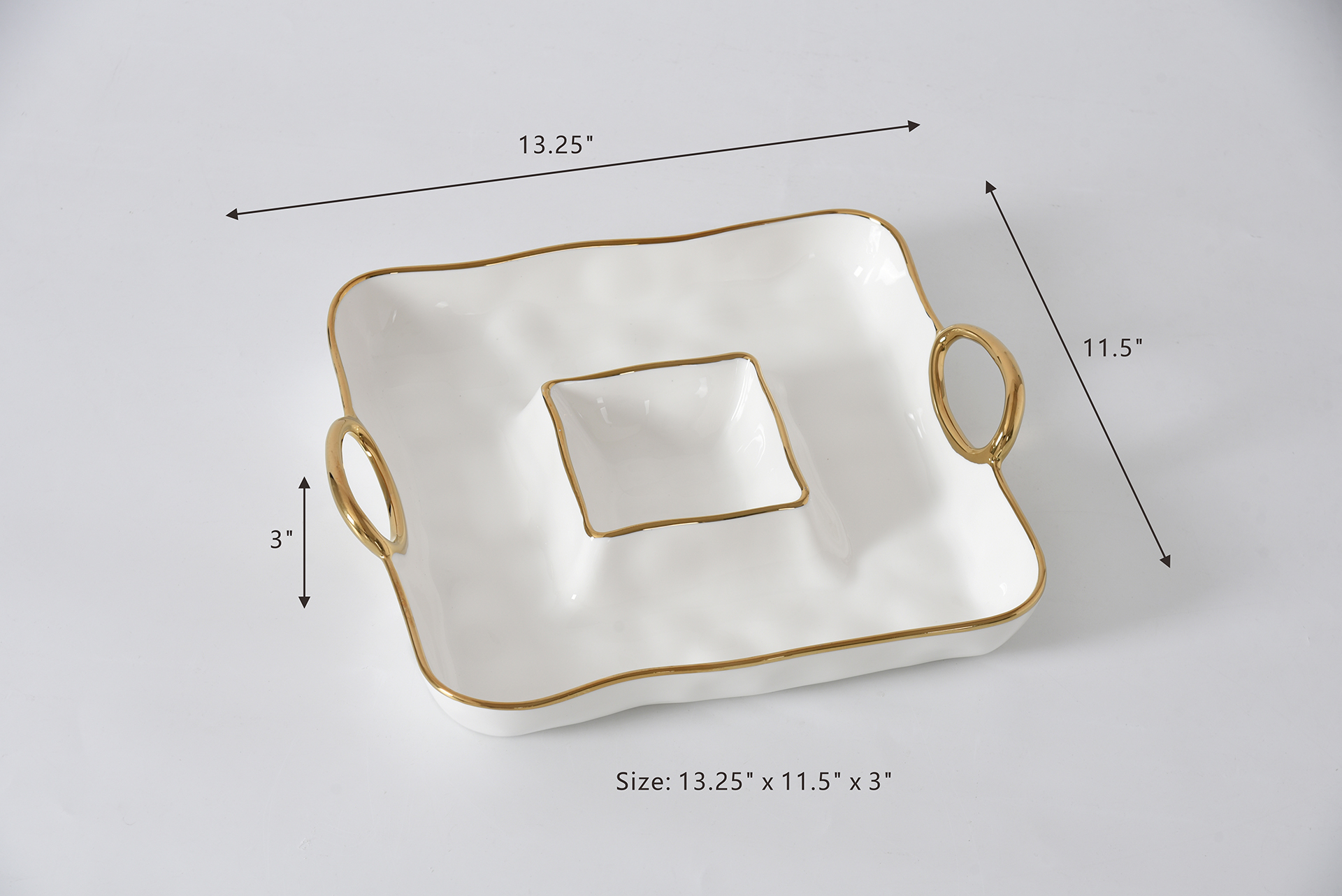 CER1785WG-1 cer1785wg 1 <p data-start="282" data-end="481"><strong>Сервірувальне блюдо Square Chip & Dip</strong> стане ідеальним рішенням для красивої подачі закусок і соусів. Центральне відділення для дипу та просторе зовнішнє кільце дозволяють зручно сервірувати чипси, овочі, фрукти чи снеки, а вишукане золоте оздоблення додає сервіруванню особливого шарму.</p>