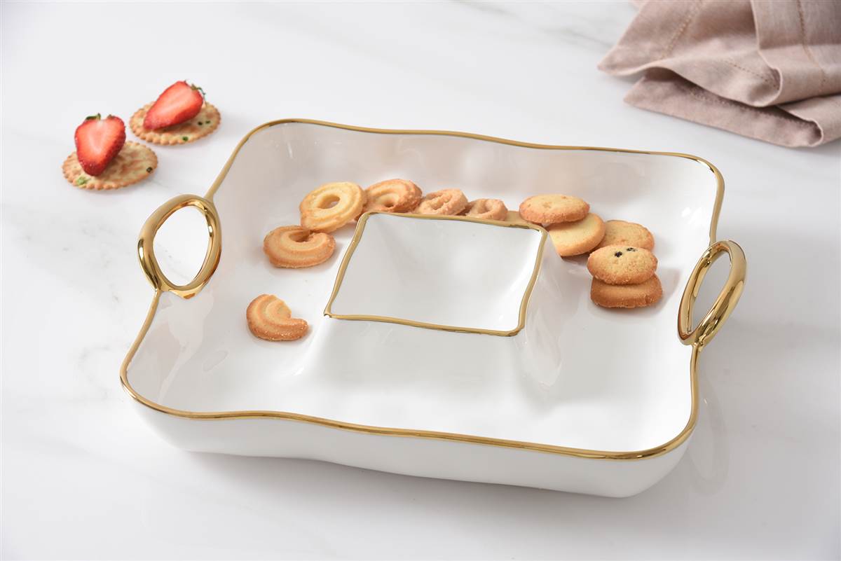CER1785WG-6 cer1785wg 6 <p data-start="282" data-end="481"><strong>Сервірувальне блюдо Square Chip & Dip</strong> стане ідеальним рішенням для красивої подачі закусок і соусів. Центральне відділення для дипу та просторе зовнішнє кільце дозволяють зручно сервірувати чипси, овочі, фрукти чи снеки, а вишукане золоте оздоблення додає сервіруванню особливого шарму.</p>