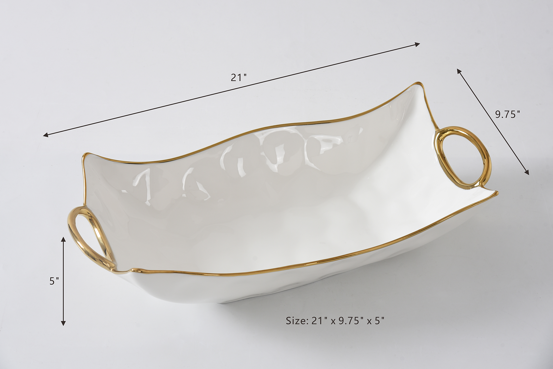 CER1786WG-1 cer1786wg 1 <p data-start="282" data-end="481"><strong>Глибоке сервірувальне блюдо Rectangular Centerpiece</strong> створене для ефектної подачі основних страв і гарнірів. Біла порцеляна у поєднанні з витонченими золотими ручками надає сервіруванню особливої елегантності, а містка форма робить блюдо ідеальним як для святкового столу, так і для щоденного використання.</p>