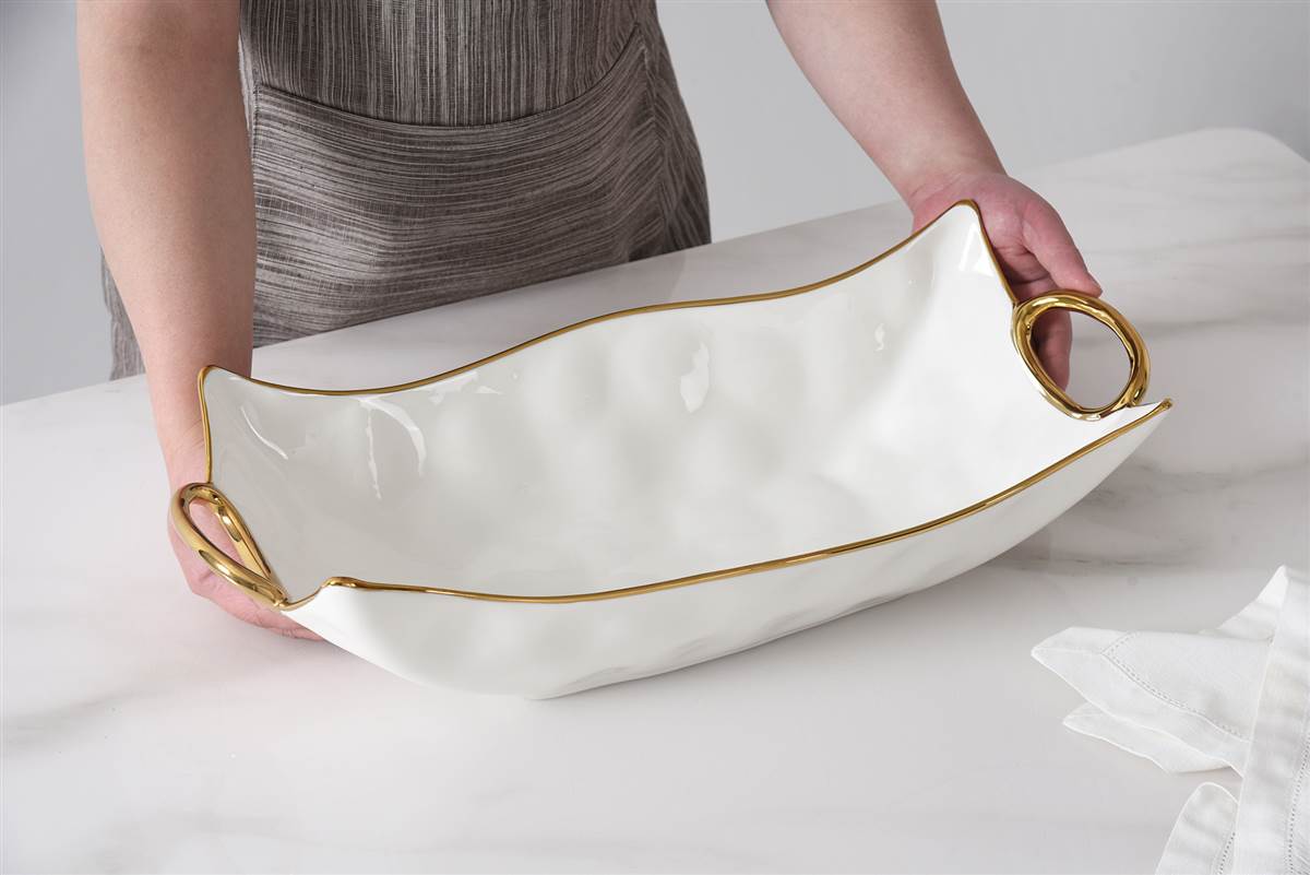 CER1786WG-3 cer1786wg 3 <p data-start="282" data-end="481"><strong>Глибоке сервірувальне блюдо Rectangular Centerpiece</strong> створене для ефектної подачі основних страв і гарнірів. Біла порцеляна у поєднанні з витонченими золотими ручками надає сервіруванню особливої елегантності, а містка форма робить блюдо ідеальним як для святкового столу, так і для щоденного використання.</p>