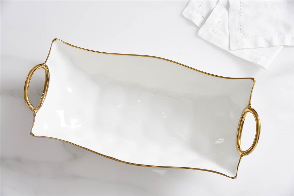 CER1786WG-4 cer1786wg 4 <p data-start="282" data-end="481"><strong>Глибоке сервірувальне блюдо Rectangular Centerpiece</strong> створене для ефектної подачі основних страв і гарнірів. Біла порцеляна у поєднанні з витонченими золотими ручками надає сервіруванню особливої елегантності, а містка форма робить блюдо ідеальним як для святкового столу, так і для щоденного використання.</p>