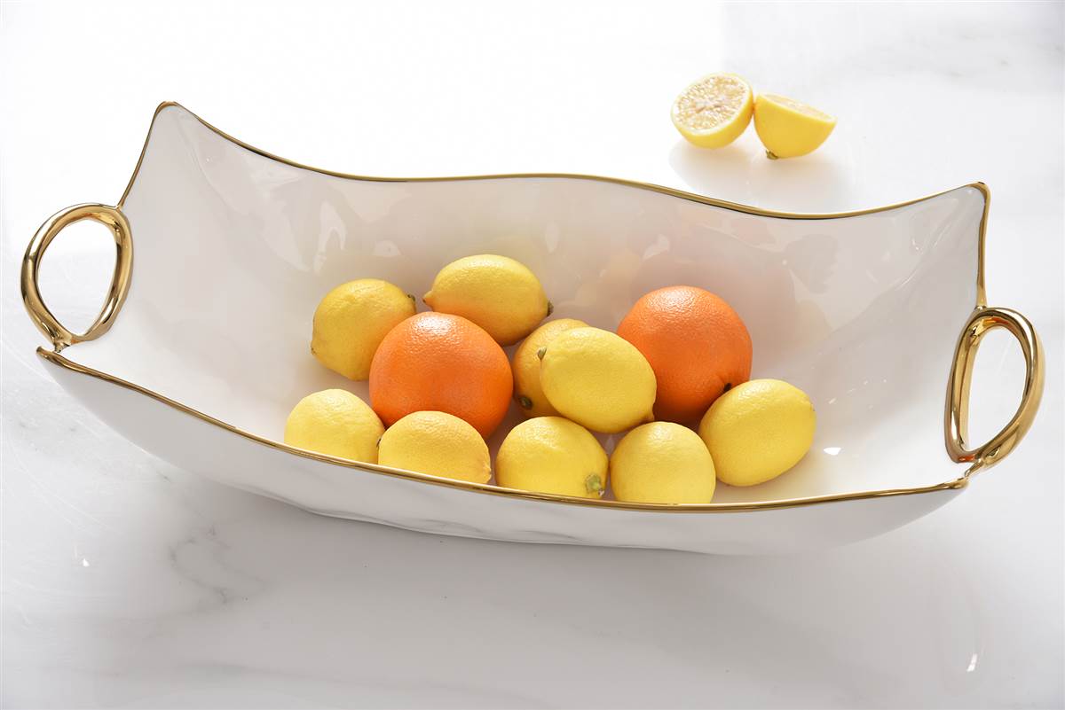 CER1786WG-5 cer1786wg 5 <p data-start="282" data-end="481"><strong>Глибоке сервірувальне блюдо Rectangular Centerpiece</strong> створене для ефектної подачі основних страв і гарнірів. Біла порцеляна у поєднанні з витонченими золотими ручками надає сервіруванню особливої елегантності, а містка форма робить блюдо ідеальним як для святкового столу, так і для щоденного використання.</p>