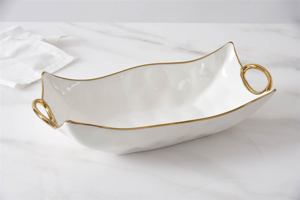 CER1786WG-6 cer1786wg 6 <p data-start="282" data-end="481"><strong>Глибоке сервірувальне блюдо Rectangular Centerpiece</strong> створене для ефектної подачі основних страв і гарнірів. Біла порцеляна у поєднанні з витонченими золотими ручками надає сервіруванню особливої елегантності, а містка форма робить блюдо ідеальним як для святкового столу, так і для щоденного використання.</p>