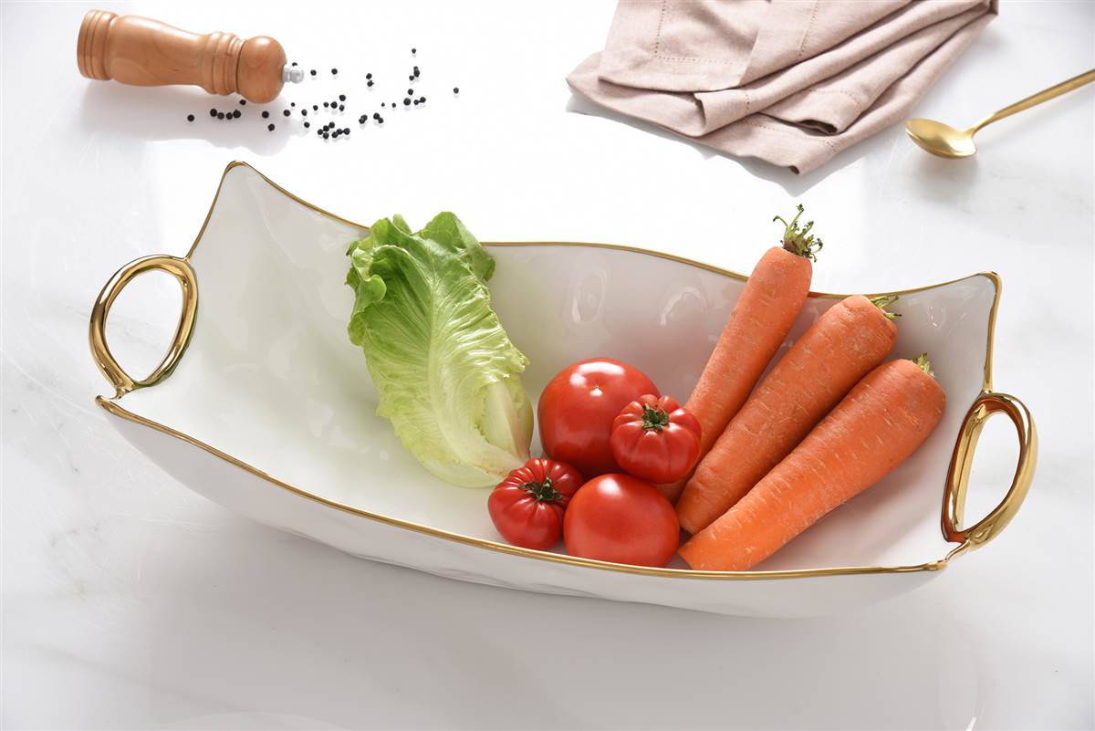 CER1786WG-7 cer1786wg 7 <p data-start="282" data-end="481"><strong>Глибоке сервірувальне блюдо Rectangular Centerpiece</strong> створене для ефектної подачі основних страв і гарнірів. Біла порцеляна у поєднанні з витонченими золотими ручками надає сервіруванню особливої елегантності, а містка форма робить блюдо ідеальним як для святкового столу, так і для щоденного використання.</p>
