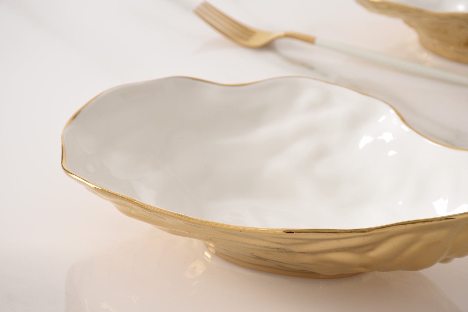 CER1977WG-4 cer1977wg 4 <p data-start="282" data-end="481">Елегантна порцелянова чаша <strong>Medium Oyster Bowl</strong> у формі мушлі устриці стане вишуканою деталлю сервірування. Біла глянцева внутрішня поверхня гармонійно поєднується із золотим оздобленням зовні, а незвичайна форма ідеально підходить для подачі морепродуктів, закусок, салатів або соусів.</p>
