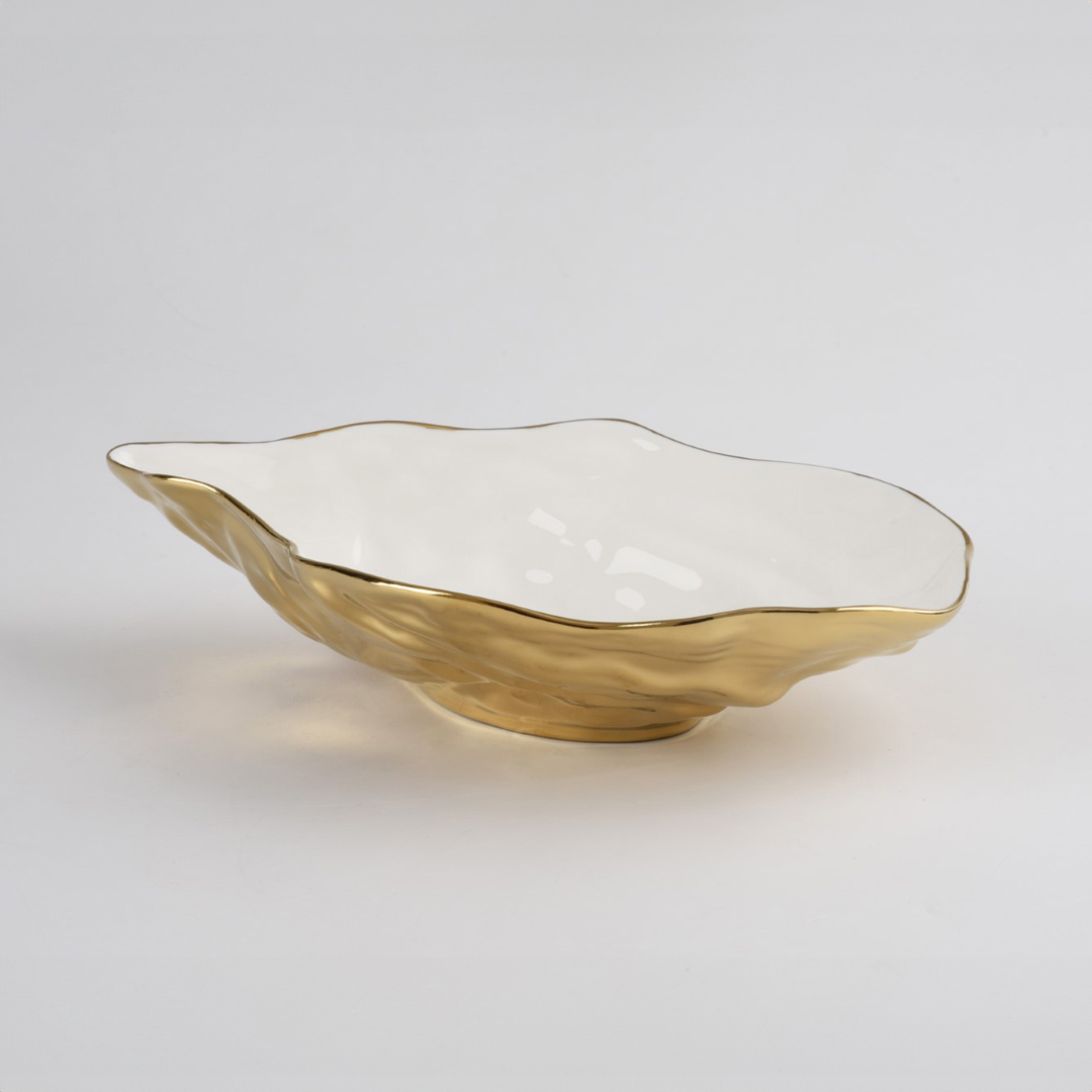 CER1977WG-7 cer1977wg 7 <p data-start="282" data-end="481">Елегантна порцелянова чаша <strong>Medium Oyster Bowl</strong> у формі мушлі устриці стане вишуканою деталлю сервірування. Біла глянцева внутрішня поверхня гармонійно поєднується із золотим оздобленням зовні, а незвичайна форма ідеально підходить для подачі морепродуктів, закусок, салатів або соусів.</p>