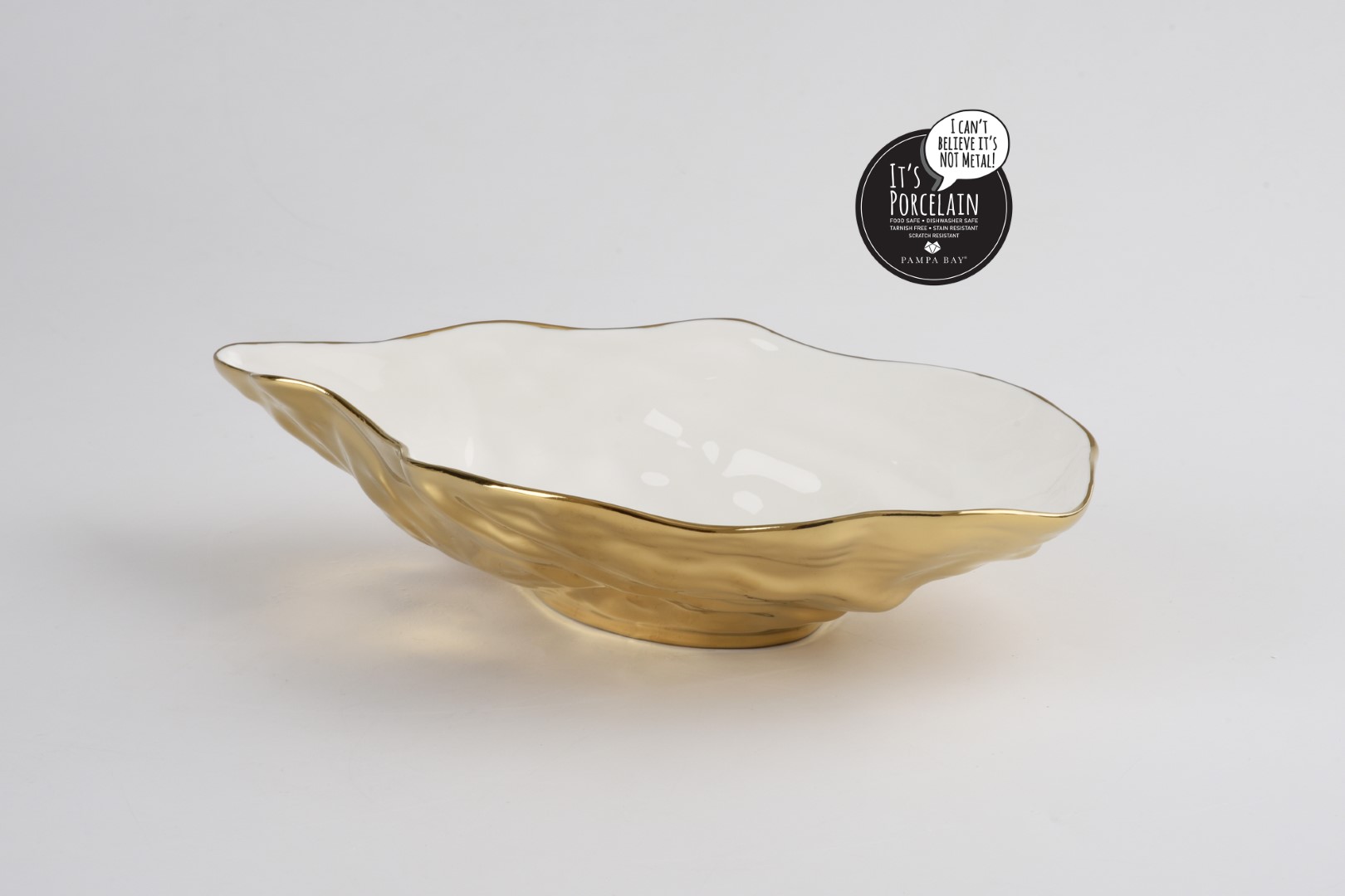CER1977WG-8 cer1977wg 8 <p data-start="282" data-end="481">Елегантна порцелянова чаша <strong>Medium Oyster Bowl</strong> у формі мушлі устриці стане вишуканою деталлю сервірування. Біла глянцева внутрішня поверхня гармонійно поєднується із золотим оздобленням зовні, а незвичайна форма ідеально підходить для подачі морепродуктів, закусок, салатів або соусів.</p>