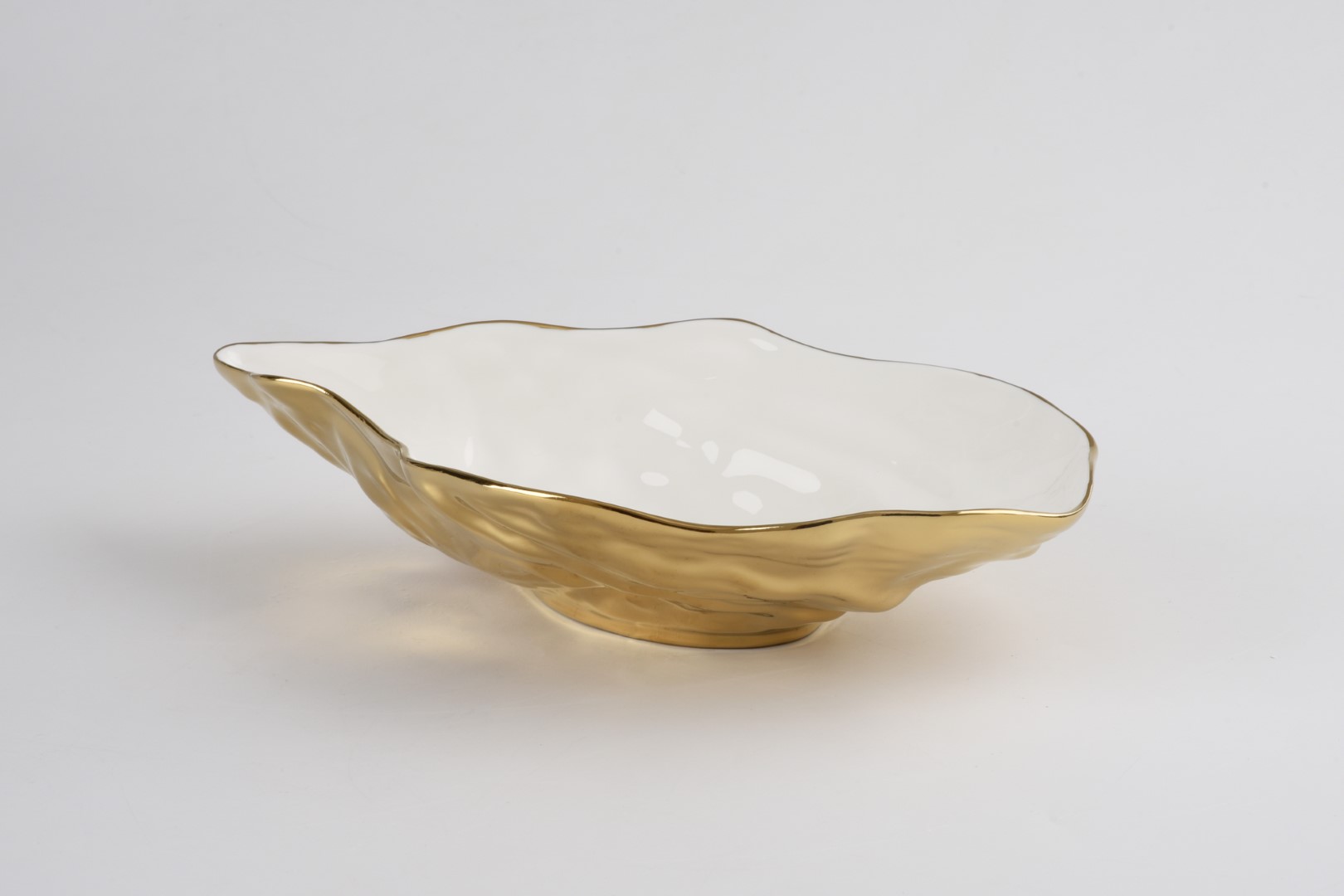 CER1977WG cer1977wg <p data-start="282" data-end="481">Елегантна порцелянова чаша <strong>Medium Oyster Bowl</strong> у формі мушлі устриці стане вишуканою деталлю сервірування. Біла глянцева внутрішня поверхня гармонійно поєднується із золотим оздобленням зовні, а незвичайна форма ідеально підходить для подачі морепродуктів, закусок, салатів або соусів.</p>
