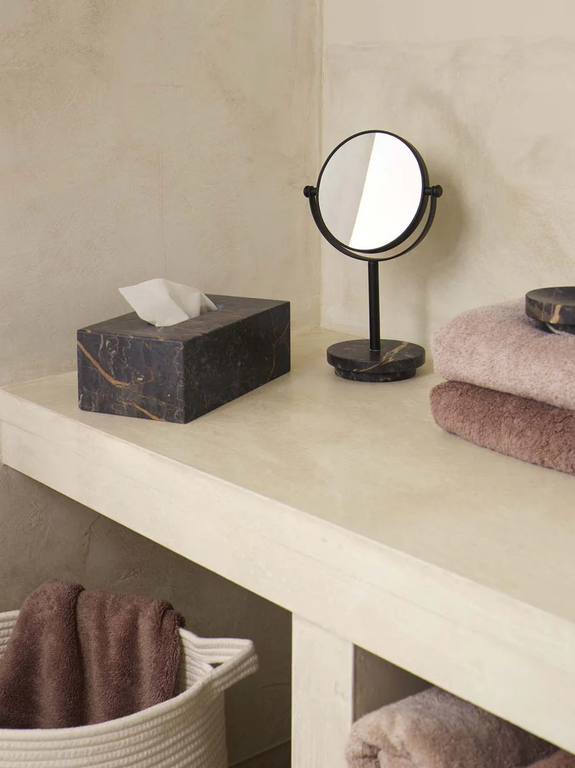 Londontowels-Portomirror-Portotissueholder_1 (1) londontowels portomirror portotissueholder 1 1 <p class="PDq2pG_selectionAnchorContainer" data-start="92" data-end="340">Настільне дзеркало <strong data-start="111" data-end="120">Porto</strong> виготовлене з натурального італійського мармуру та нержавіючої сталі. Ручне виготовлення, природна краса каменю та лаконічний дизайн роблять його елегантним аксесуаром для ванної кімнати, туалетного столика або спальні.</p>