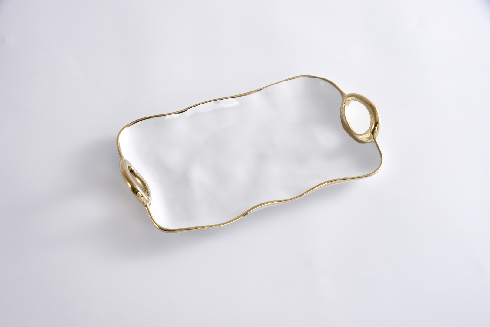 1-7 1 7 <p data-start="282" data-end="481">Блюдо сервірувальне<strong data-start="208" data-end="224"> White & Gold</strong> із білосніжної порцеляни та витонченими ручками із золотим титановим покриттям стане елегантним доповненням будь-якого столу. Воно ідеально підходить для подачі закусок, десертів, випічки та інших частувань. Блюдо безпечне для контакту з харчовими продуктами, підходить для миття в посудомийній машині та використання в духовці при температурі до 260 °C.</p>