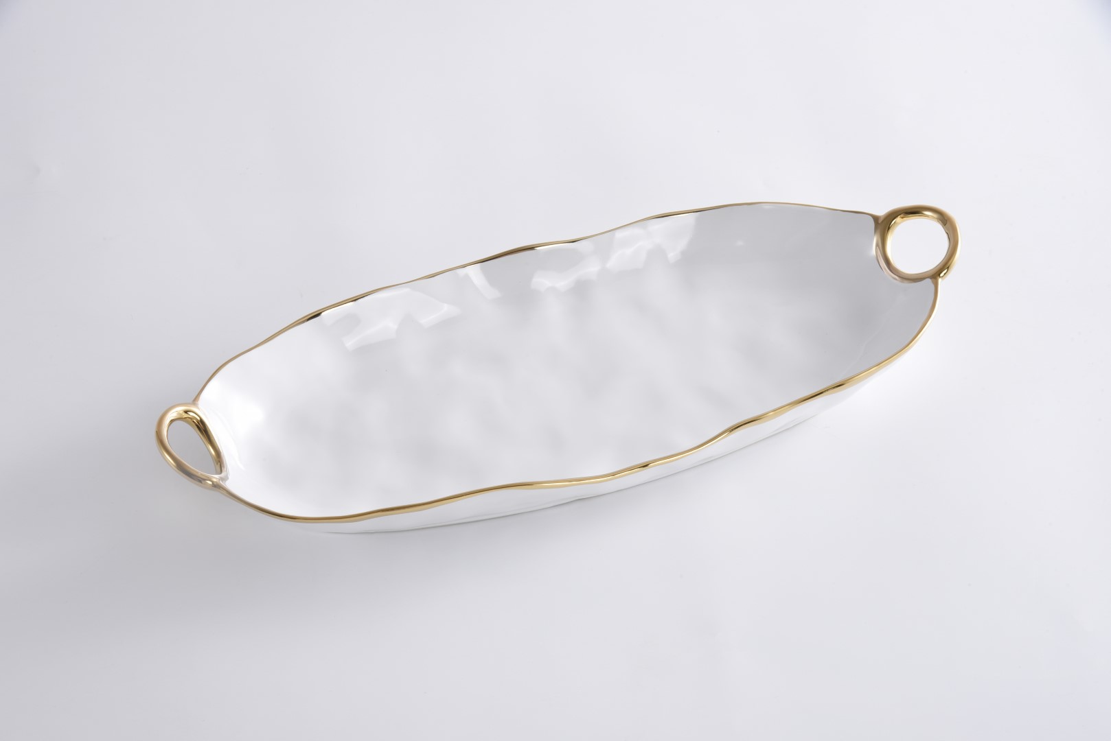 1-8 1 8 <p data-start="282" data-end="481">Глибоке довге блюдо <strong data-start="212" data-end="228">White & Gold</strong> — елегантний посуд для подачі хліба, закусок, риби, овочів і основних страв. Виготовлене з білосніжної порцеляни та доповнене витонченими ручками із золотим титановим покриттям. Безпечне для контакту з харчовими продуктами, підходить для використання в духовці до 260 °C та миття в посудомийній машині.</p>
