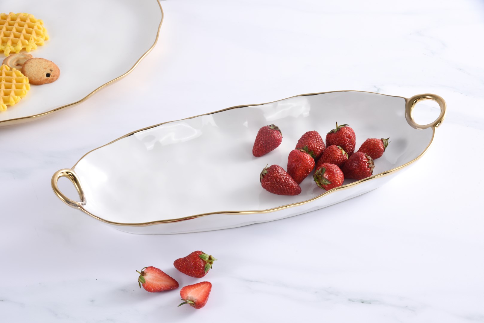 2-8 2 8 <p data-start="282" data-end="481">Глибоке довге блюдо <strong data-start="212" data-end="228">White & Gold</strong> — елегантний посуд для подачі хліба, закусок, риби, овочів і основних страв. Виготовлене з білосніжної порцеляни та доповнене витонченими ручками із золотим титановим покриттям. Безпечне для контакту з харчовими продуктами, підходить для використання в духовці до 260 °C та миття в посудомийній машині.</p>