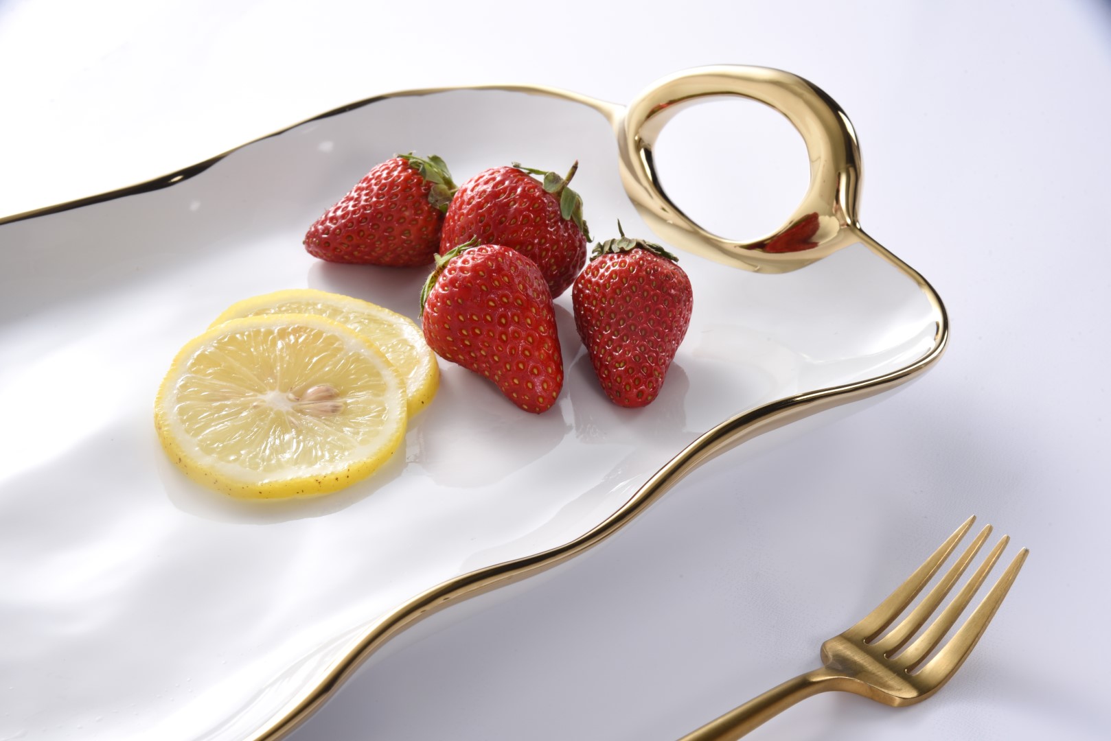 4-7 4 7 <p data-start="282" data-end="481">Блюдо сервірувальне<strong data-start="208" data-end="224"> White & Gold</strong> із білосніжної порцеляни та витонченими ручками із золотим титановим покриттям стане елегантним доповненням будь-якого столу. Воно ідеально підходить для подачі закусок, десертів, випічки та інших частувань. Блюдо безпечне для контакту з харчовими продуктами, підходить для миття в посудомийній машині та використання в духовці при температурі до 260 °C.</p>