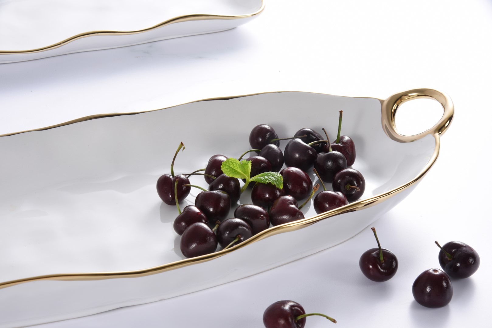 4-8 4 8 <p data-start="282" data-end="481">Глибоке довге блюдо <strong data-start="212" data-end="228">White & Gold</strong> — елегантний посуд для подачі хліба, закусок, риби, овочів і основних страв. Виготовлене з білосніжної порцеляни та доповнене витонченими ручками із золотим титановим покриттям. Безпечне для контакту з харчовими продуктами, підходить для використання в духовці до 260 °C та миття в посудомийній машині.</p>