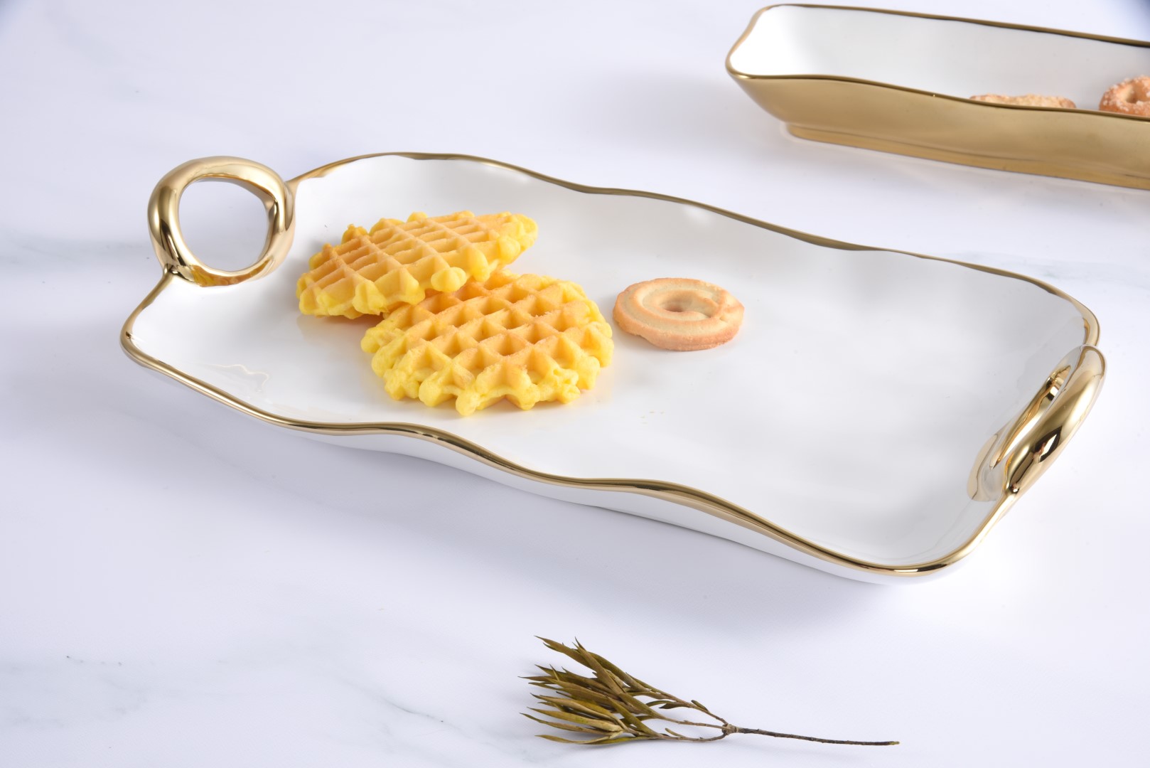 5-7 5 7 <p data-start="282" data-end="481">Блюдо сервірувальне<strong data-start="208" data-end="224"> White & Gold</strong> із білосніжної порцеляни та витонченими ручками із золотим титановим покриттям стане елегантним доповненням будь-якого столу. Воно ідеально підходить для подачі закусок, десертів, випічки та інших частувань. Блюдо безпечне для контакту з харчовими продуктами, підходить для миття в посудомийній машині та використання в духовці при температурі до 260 °C.</p>