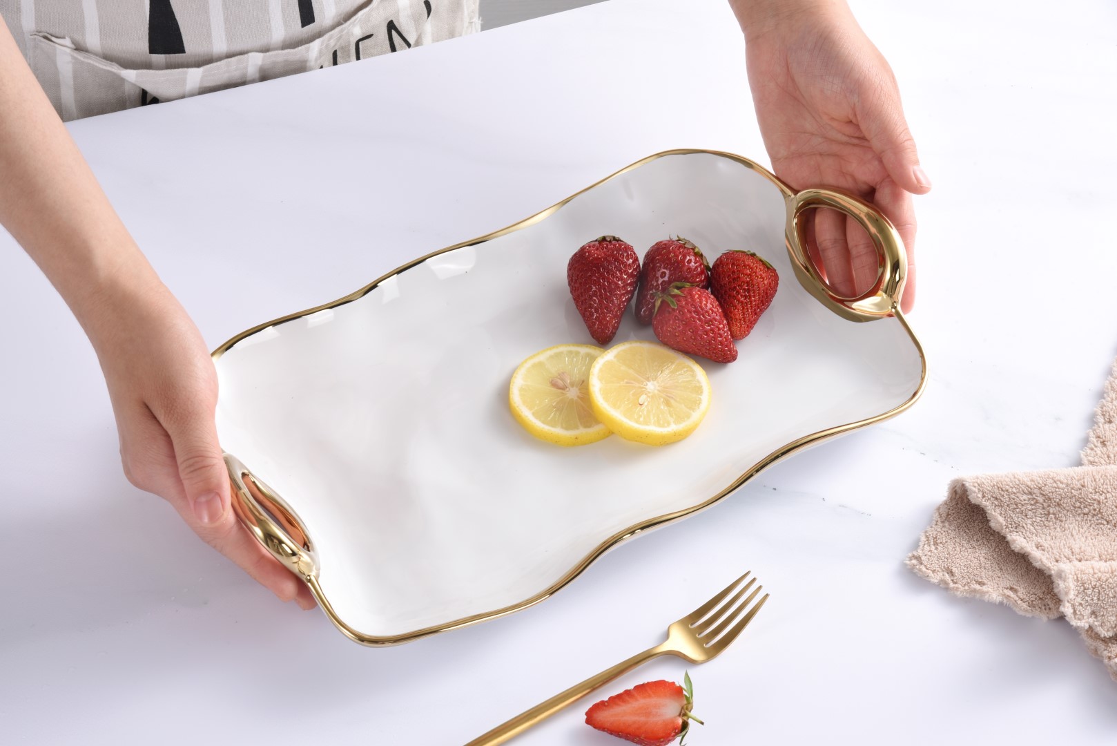 6-7 6 7 <p data-start="282" data-end="481">Блюдо сервірувальне<strong data-start="208" data-end="224"> White & Gold</strong> із білосніжної порцеляни та витонченими ручками із золотим титановим покриттям стане елегантним доповненням будь-якого столу. Воно ідеально підходить для подачі закусок, десертів, випічки та інших частувань. Блюдо безпечне для контакту з харчовими продуктами, підходить для миття в посудомийній машині та використання в духовці при температурі до 260 °C.</p>