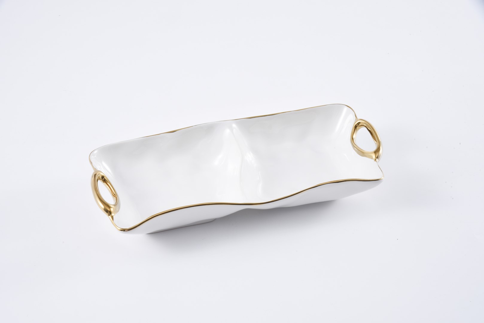 CER-2613-WG cer 2613 wg <p data-start="282" data-end="481">Менажниця <strong data-start="198" data-end="214">White & Gold</strong> на 2 секції — елегантний посуд для красивої подачі закусок, соусів, овочів, фруктів або десертів. Виготовлена з білосніжної порцеляни та доповнена витонченими ручками із золотим титановим покриттям. Підходить для контакту з харчовими продуктами, використання в духовці до 260 °C та миття в посудомийній машині.</p>