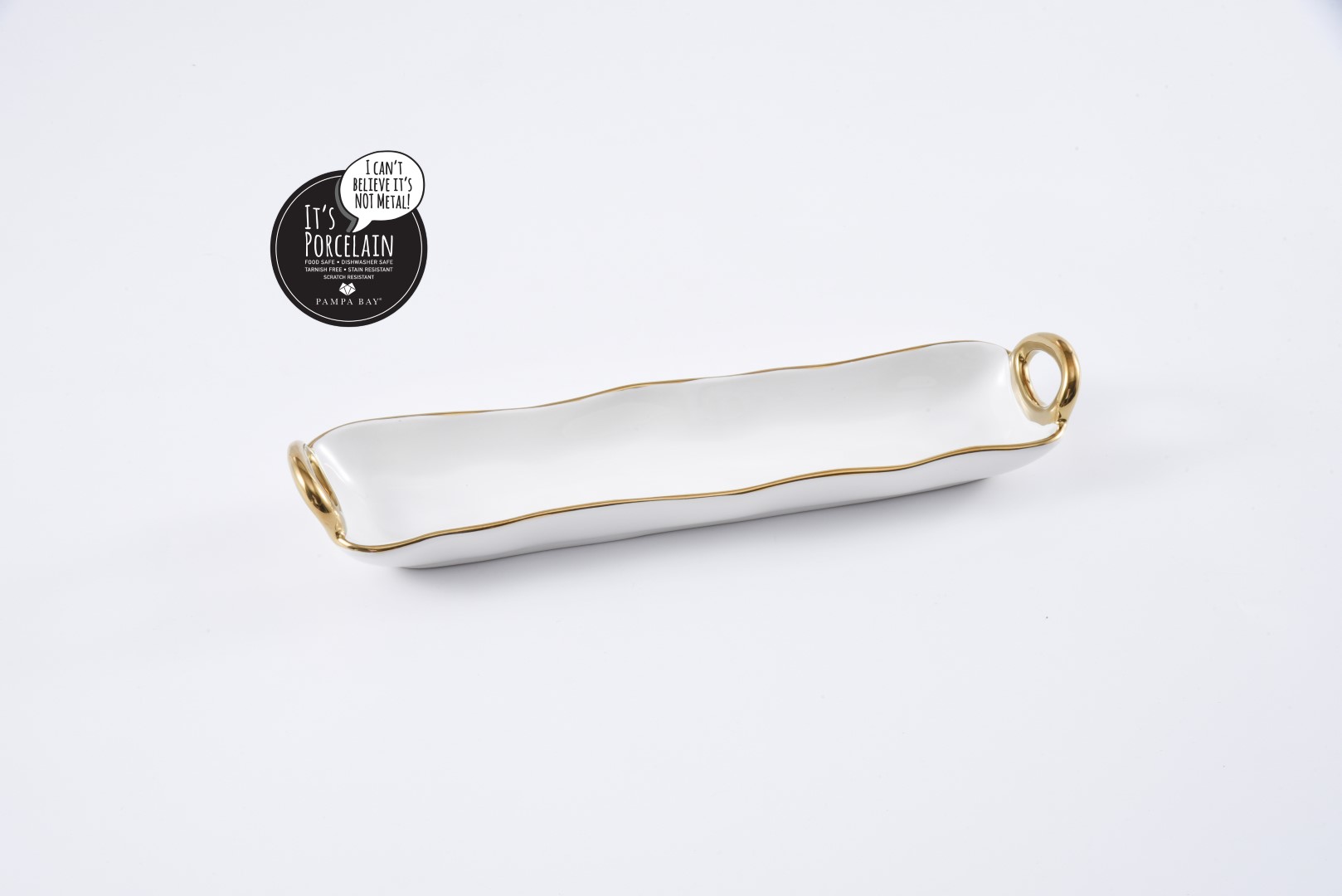 CER-2614-WG-8 cer 2614 wg 8 <p data-start="282" data-end="481">Блюдо <strong data-start="189" data-end="205">White & Gold</strong> для крекерів — елегантний аксесуар для сервірування закусок, печива та інших невеликих частувань. Виготовлене з білосніжної порцеляни та доповнене витонченими ручками із золотим титановим покриттям. Підходить для контакту з харчовими продуктами, використання в духовці до 260 °C та миття в посудомийній машині.</p>