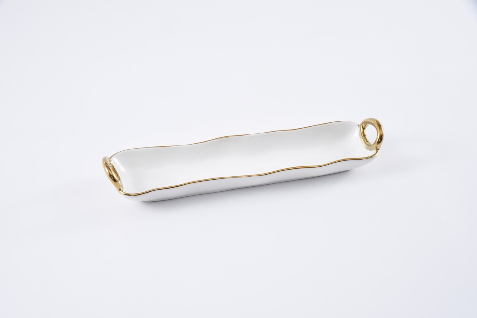 CER-2614-WG cer 2614 wg <p data-start="282" data-end="481">Блюдо <strong data-start="189" data-end="205">White & Gold</strong> для крекерів — елегантний аксесуар для сервірування закусок, печива та інших невеликих частувань. Виготовлене з білосніжної порцеляни та доповнене витонченими ручками із золотим титановим покриттям. Підходить для контакту з харчовими продуктами, використання в духовці до 260 °C та миття в посудомийній машині.</p>