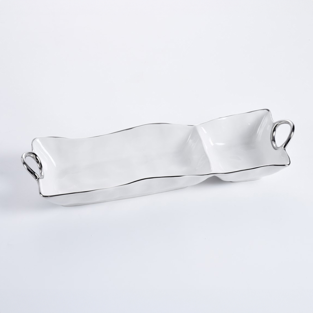 CER-2669 cer 2669 <p data-start="282" data-end="481">Менажниця <strong data-start="201" data-end="230">White & Silver Chip & Dip</strong> — стильний посуд для ефектної подачі закусок і соусів. Виготовлена з білосніжної порцеляни та доповнена елегантними ручками зі срібним покриттям. Ідеально підходить для сервірування чипсів із соусом, хумусу, овочів, суші, ягід або десертів. Безпечна для контакту з харчовими продуктами, придатна для духовки до 260 °C та миття в посудомийній машині.</p>