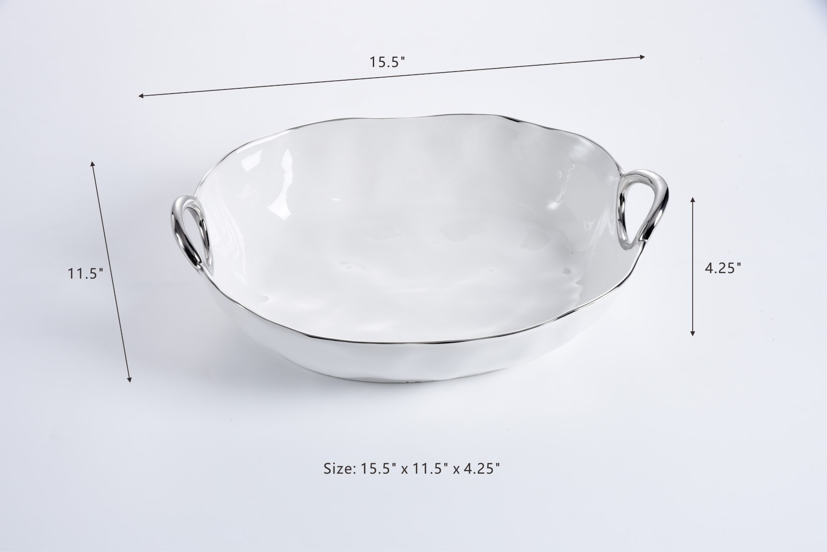 CER-2671-1 cer 2671 1 <p data-start="282" data-end="481">Глибоке овальне блюдо <strong data-start="217" data-end="235">White & Silver</strong> — елегантний посуд для подачі основних страв, гарнірів і закусок. Виготовлене з білосніжної порцеляни та доповнене витонченими ручками зі срібним титановим покриттям. Підходить для контакту з харчовими продуктами, використання в духовці до 260 °C та миття в посудомийній машині.</p>