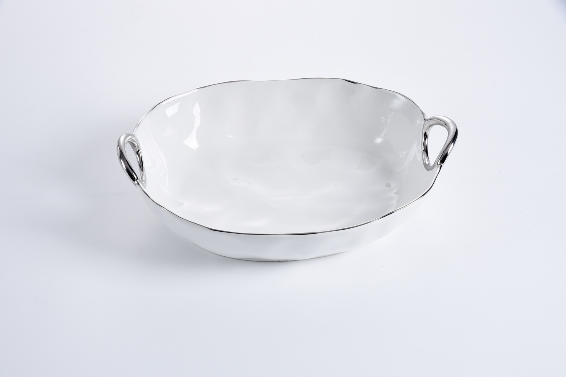 CER-2671_1 cer 2671 1 <p data-start="282" data-end="481">Глибоке овальне блюдо <strong data-start="217" data-end="235">White & Silver</strong> — елегантний посуд для подачі основних страв, гарнірів і закусок. Виготовлене з білосніжної порцеляни та доповнене витонченими ручками зі срібним титановим покриттям. Підходить для контакту з харчовими продуктами, використання в духовці до 260 °C та миття в посудомийній машині.</p>