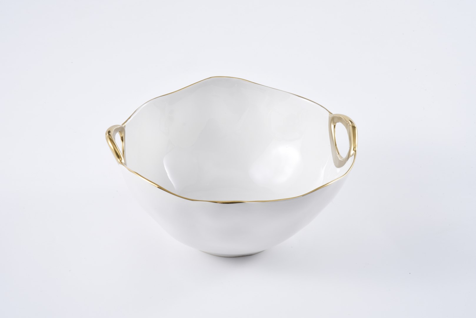 CER-2699-WG-3 cer 2699 wg 3 <p data-start="282" data-end="481">Великий салатник <strong data-start="202" data-end="218">White & Gold</strong> із білосніжної порцеляни та витонченими ручками із золотим титановим покриттям стане елегантною окрасою будь-якого столу. Ідеально підходить для подачі салатів, пасти, гарнірів та інших страв. Безпечний для контакту з харчовими продуктами, придатний для використання в духовці до 260 °C та миття в посудомийній машині.</p>