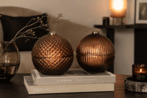 Ароматична свічка Christmas Bauble у скляній кулі коричнева Woody Bergamot 18,5 см (асортимент 2 дизайни)