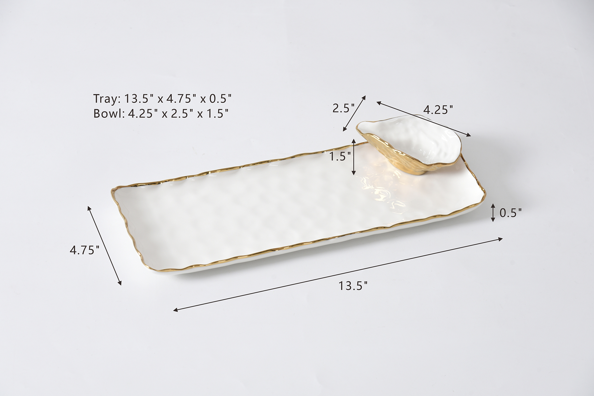 POR0019WG-1 por0019wg 1 1 <p class="PDq2pG_selectionAnchorContainer" data-start="632" data-end="906">Піднос <strong data-start="188" data-end="201">Portofino</strong> із соусницею — елегантне рішення для сервірування суші, ролів, сирів, крекерів, овочів та інших закусок. Виготовлений із білосніжної порцеляни, прикрашений витонченим золотим кантом і доповнений соусницею із золотим зовнішнім покриттям. Безпечний для контакту з харчовими продуктами, підходить для використання в духовці до 260 °C та миття в посудомийній машині.</p>