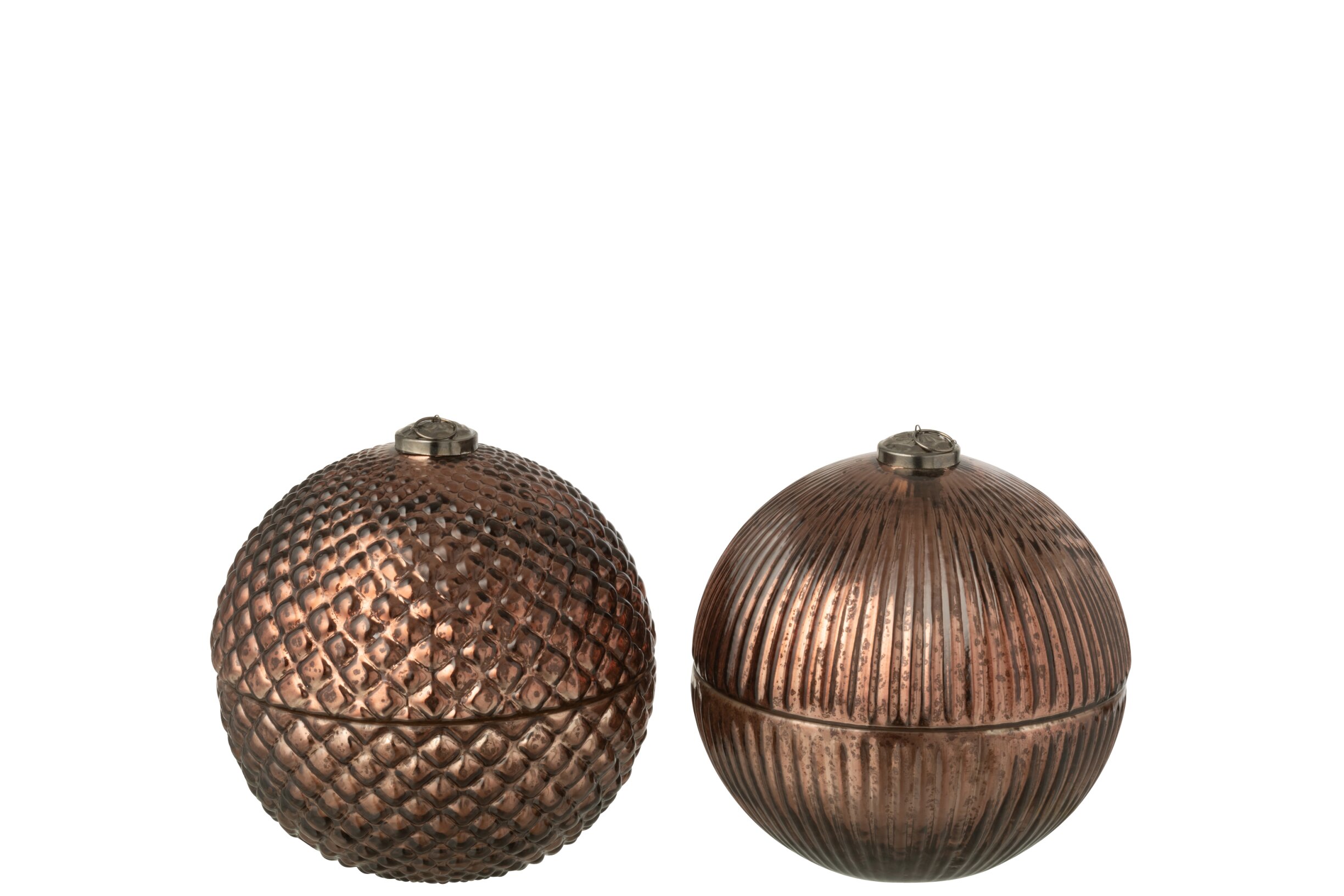 загрузка (36) zagruzka 36 Ароматична свічка <strong data-start="223" data-end="243">Christmas Bauble</strong> у декоративній скляній ємності у формі новорічної кулі стане ефектною окрасою святкового інтер'єру. Виконана в коричневому кольорі та наповнена ароматом <strong data-start="397" data-end="415">Woody Bergamot</strong> з орієнтальним характером, вона створює теплу, затишну атмосферу. <strong data-start="482" data-end="529">Представлена в асортименті з двох дизайнів.</strong>