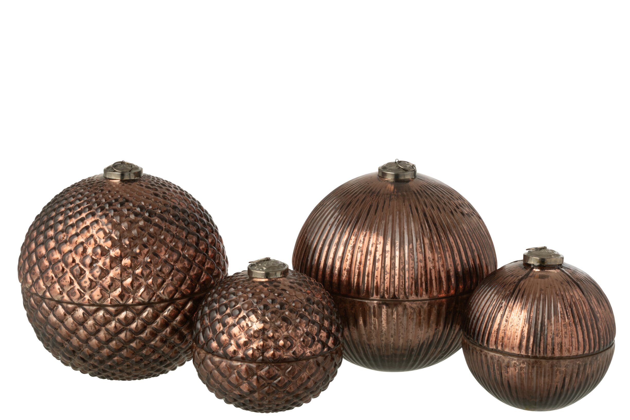 загрузка (37) zagruzka 37 Ароматична свічка <strong data-start="223" data-end="243">Christmas Bauble</strong> у декоративній скляній ємності у формі новорічної кулі стане ефектною окрасою святкового інтер'єру. Виконана в коричневому кольорі та наповнена ароматом <strong data-start="397" data-end="415">Woody Bergamot</strong> з орієнтальним характером, вона створює теплу, затишну атмосферу. <strong data-start="482" data-end="529">Представлена в асортименті з двох дизайнів.</strong>
