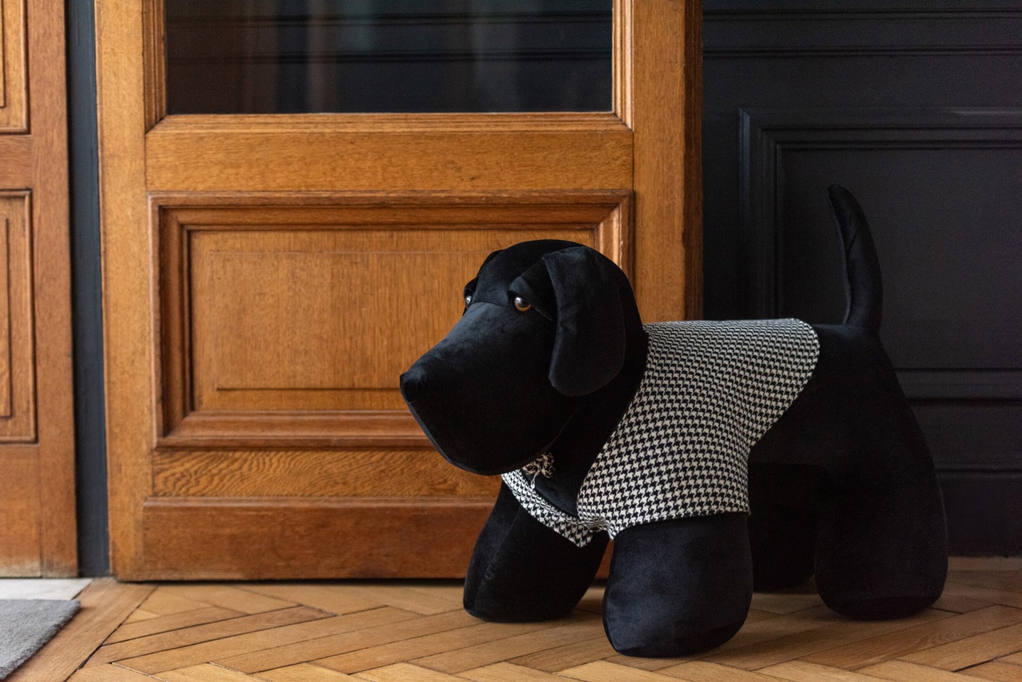 загрузка (57) zagruzka 57 Дверний стопер <strong data-start="119" data-end="140">Dog Pied-de-Poule</strong> — це оригінальний аксесуар у формі собаки, який поєднує декоративність і практичність. Виготовлений із натуральної бавовни, льону та поліестеру, він надійно утримує двері у відкритому положенні. Чорно-білий візерунок <strong data-start="358" data-end="375">Pied-de-Poule</strong> додає виробу елегантності та робить його стильним акцентом у сучасному інтер'єрі.