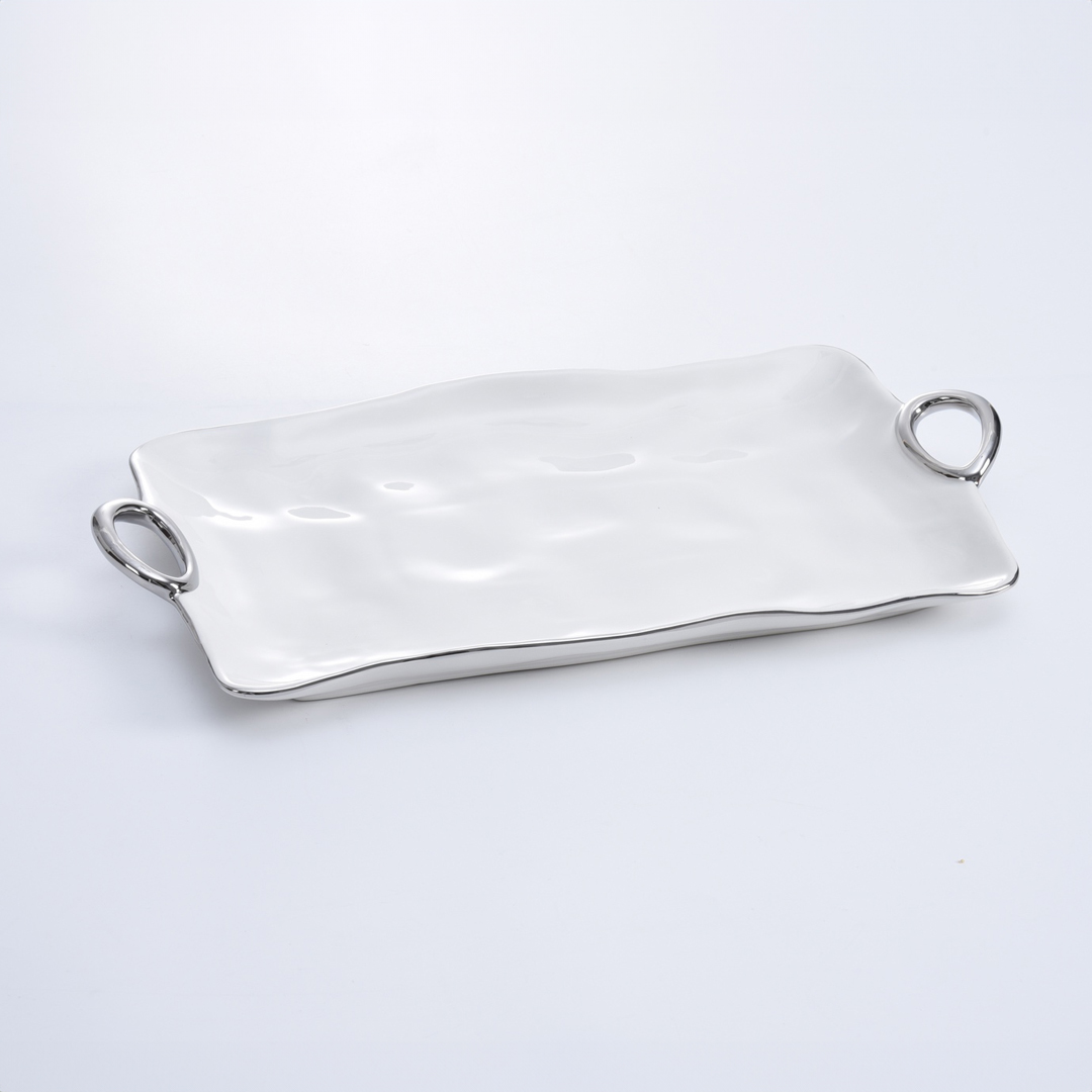 CER-2610-2 cer 2610 2 Большой сервировочный поднос из белоснежного фарфора с изящными ручками с серебряным титановым покрытием станет элегантным украшением любого стола. Идеально подходит для подачи основных блюд, закусок, овощей-гриль, десертов или праздничных угощений. Поднос безопасен для контакта с пищевыми продуктами, подходит для мытья в посудомоечной машине и использования в духовке при температуре до 260 °C.