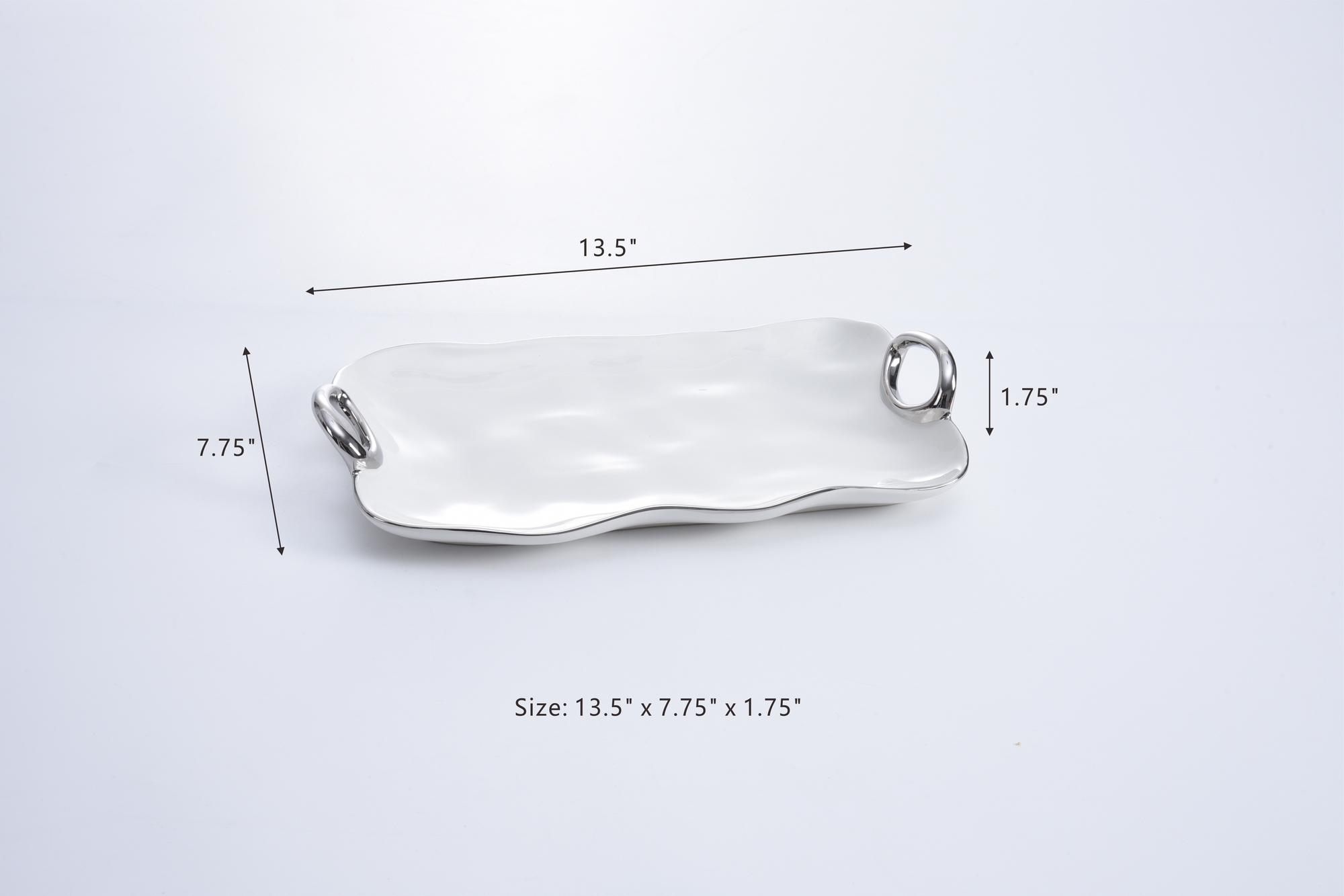 CER-2611-6 cer 2611 6 <p data-start="282" data-end="481">Сервировочное блюдо из белоснежного фарфора с изящными ручками с серебряно-титановым покрытием станет элегантным дополнением любого стола. Оно идеально подходит для подачи закусок, десертов, выпечки и других угощений. Блюдо безопасно для контакта с пищевыми продуктами, подходит для мытья в посудомоечной машине и использования в духовке при температуре до 260 °C.</p>