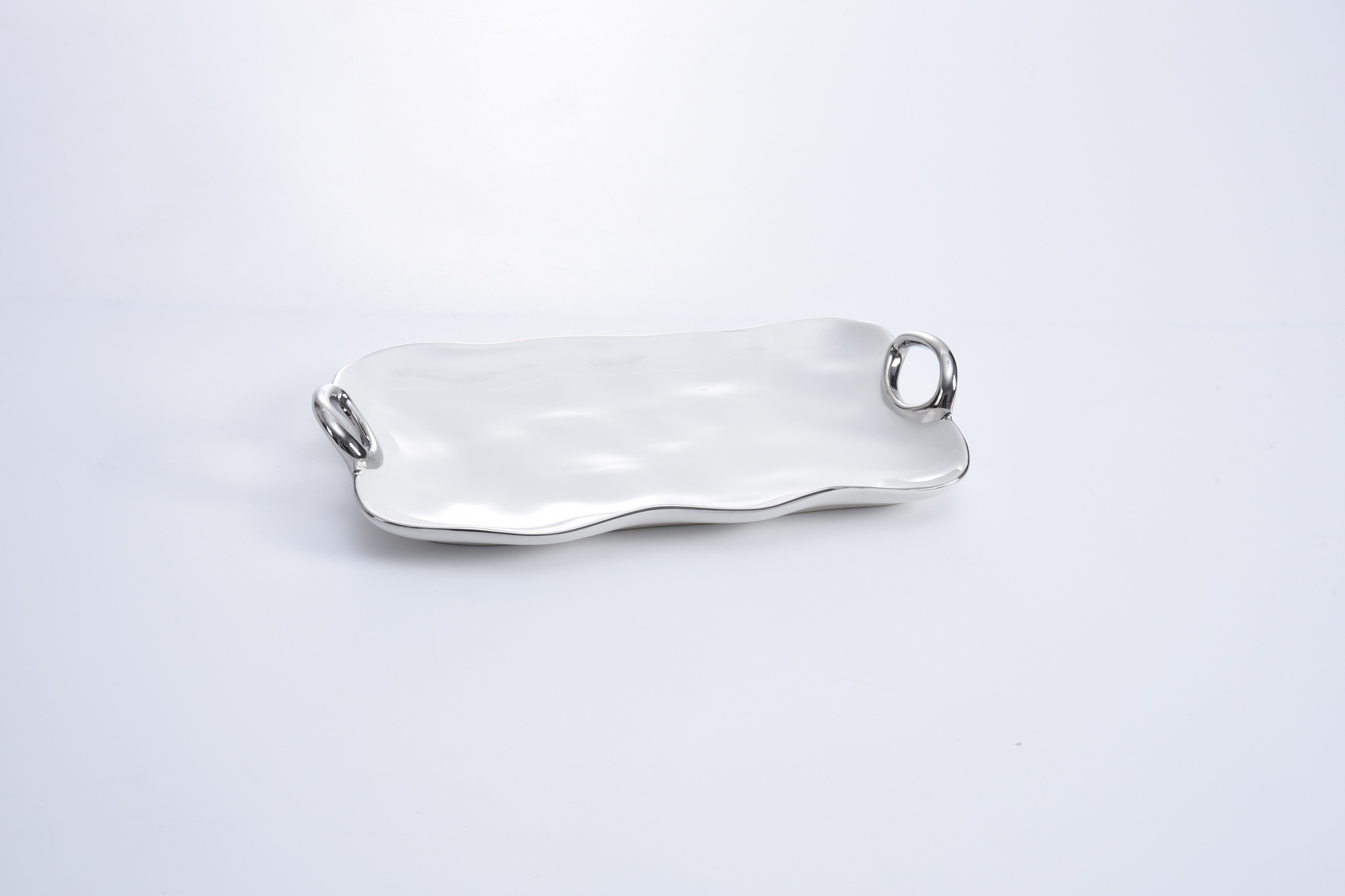 CER-2611 cer 2611 <p data-start="282" data-end="481">Сервировочное блюдо из белоснежного фарфора с изящными ручками с серебряно-титановым покрытием станет элегантным дополнением любого стола. Оно идеально подходит для подачи закусок, десертов, выпечки и других угощений. Блюдо безопасно для контакта с пищевыми продуктами, подходит для мытья в посудомоечной машине и использования в духовке при температуре до 260 °C.</p>