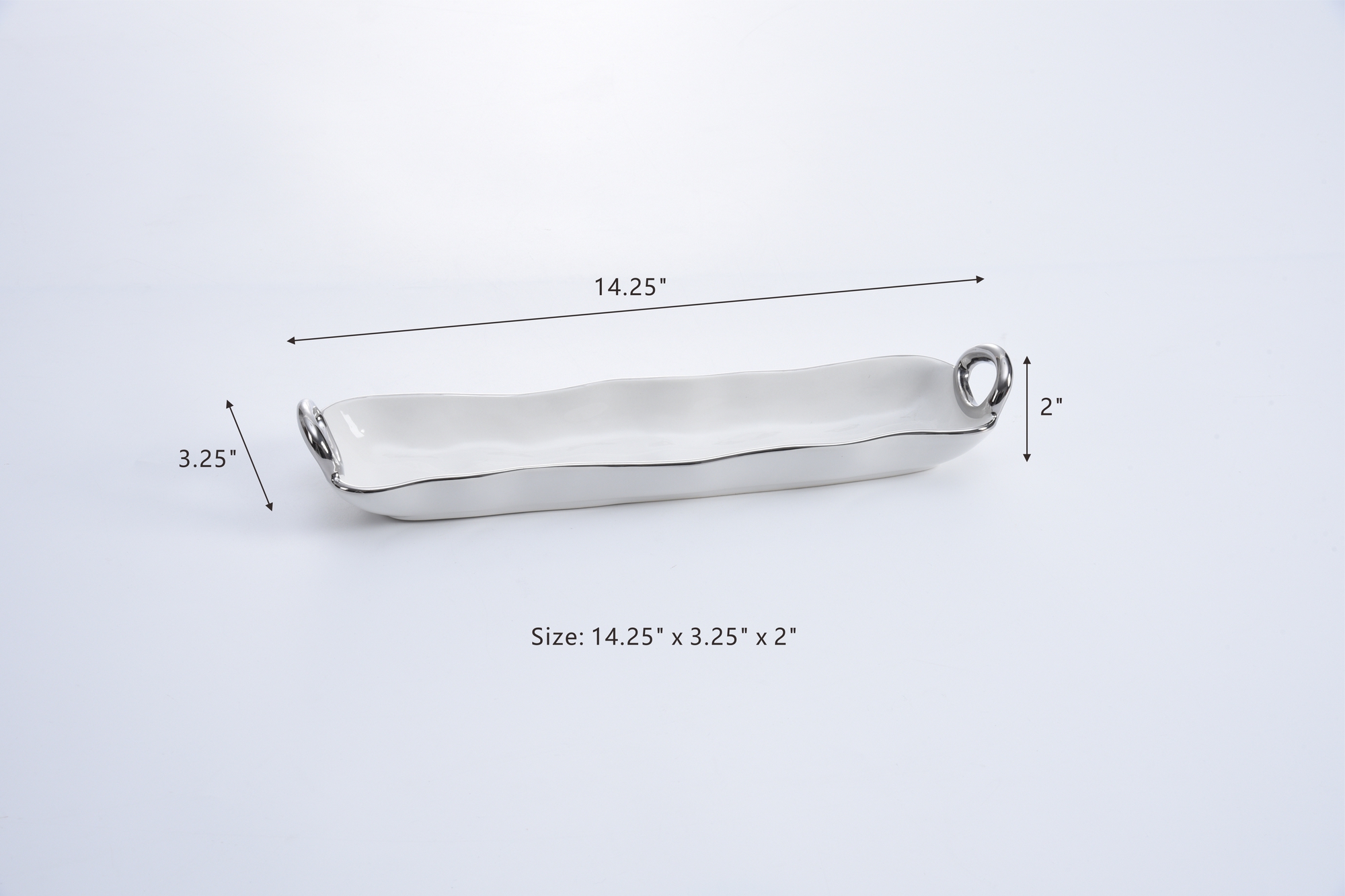 CER-2614-6 cer 2614 6 <p data-start="282" data-end="481">Блюдо для крекеров — элегантный аксессуар для сервировки закусок, печенья и других небольших угощений. Изготовлено из белоснежного фарфора и дополнено изящными ручками с золотым титановым покрытием. Подходит для контакта с пищевыми продуктами, использования в духовке при температуре до 260 °C и мытья в посудомоечной машине.</p>