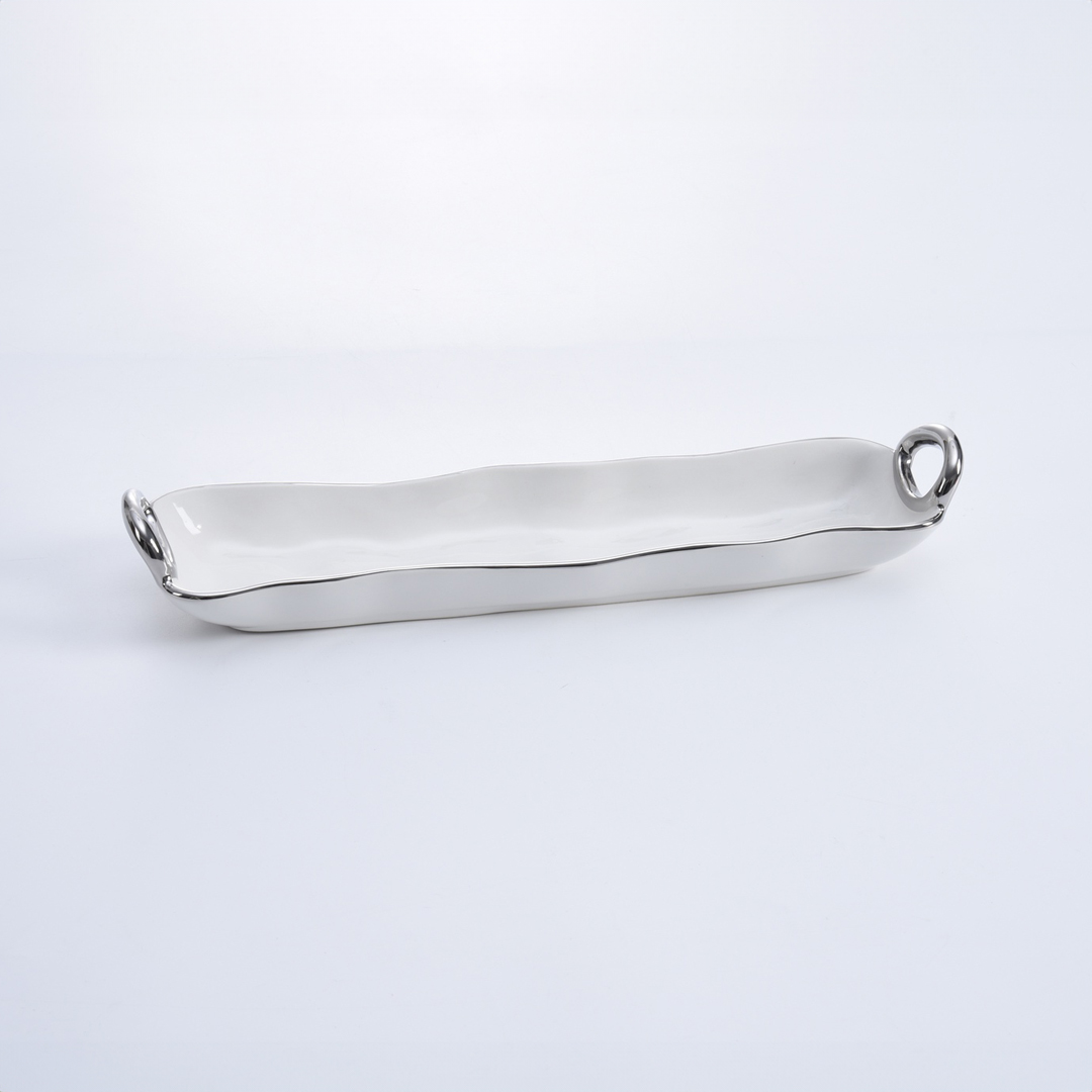 CER-2614 cer 2614 <p data-start="282" data-end="481">Блюдо для крекеров — элегантный аксессуар для сервировки закусок, печенья и других небольших угощений. Изготовлено из белоснежного фарфора и дополнено изящными ручками с золотым титановым покрытием. Подходит для контакта с пищевыми продуктами, использования в духовке при температуре до 260 °C и мытья в посудомоечной машине.</p>